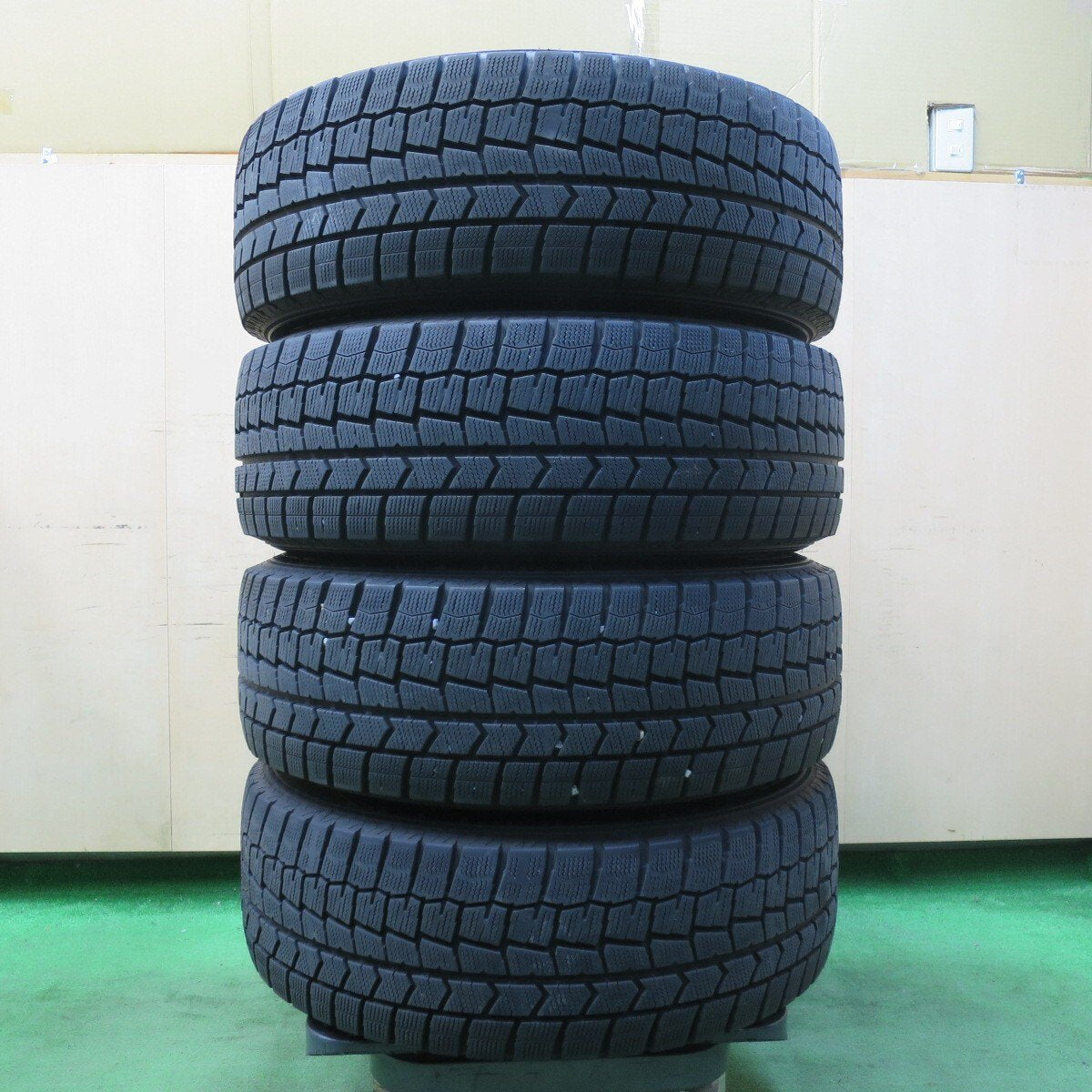 バリ溝!キレイ!9.5分★スタッドレス 215/60R16 ダンロップ ウインターマックス WM02 BALMINUM バルミナ 16インチ PCD114.3/5H★5031303イス