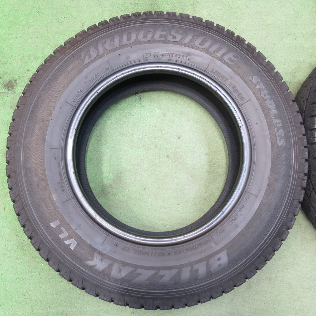 バリ溝!21年!9.5分★スタッドレス 195/80R15 107/105L ブリヂストン ブリザック VL1 タイヤ 15インチ ハイエース キャラバン 等★5100403イスタ