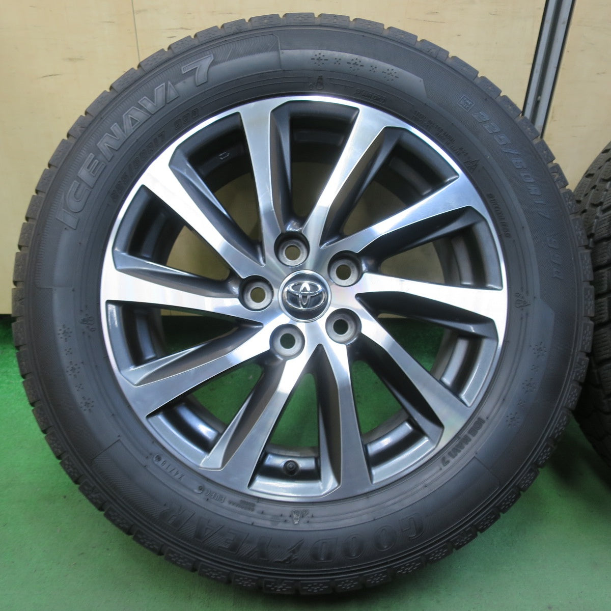 キレイ★トヨタ 30系 アルファード ヴェルファイア 純正 225/60R17 スタッドレス グッドイヤー アイスナビ7 17インチ PCD114.3/5H★5082306イス