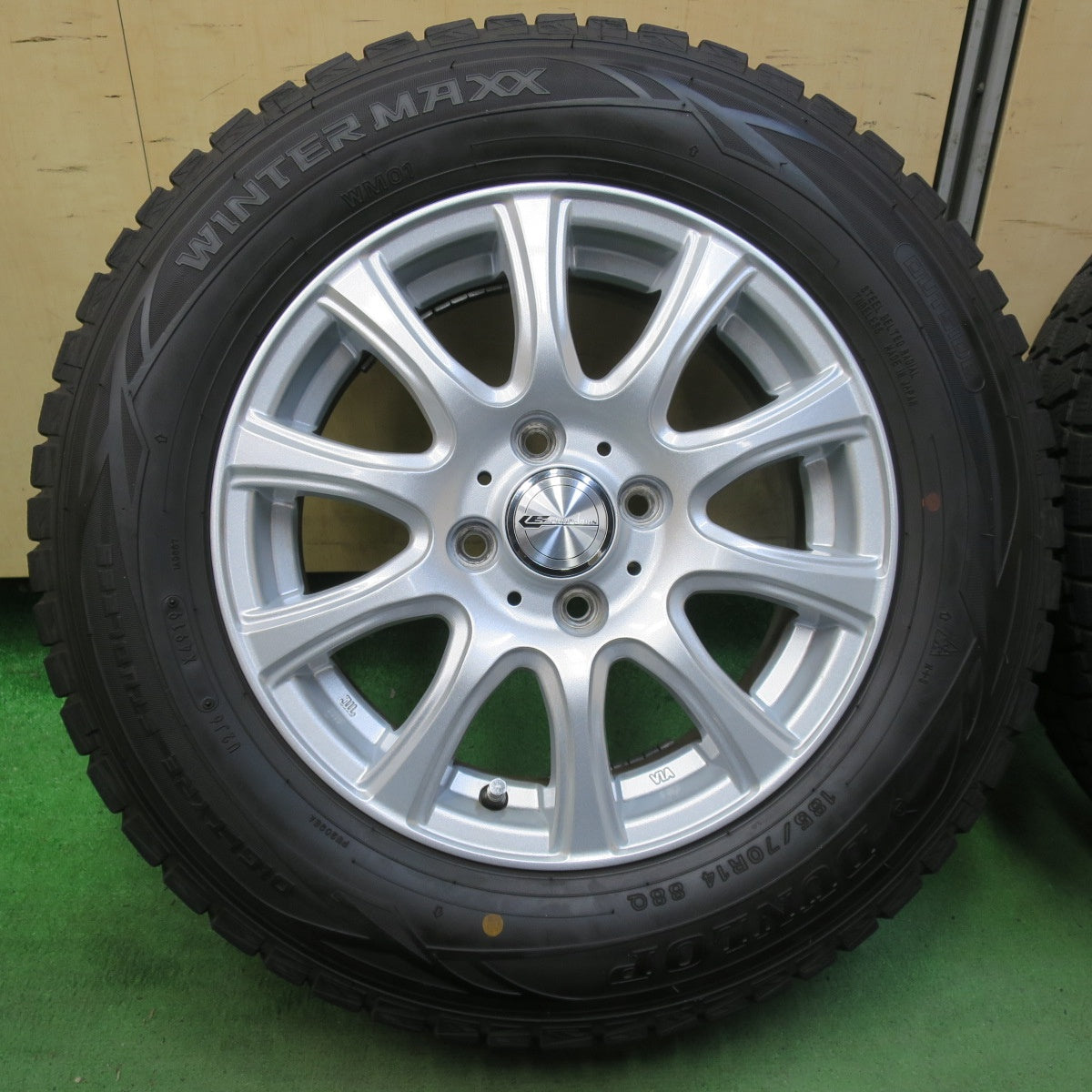バリ溝!キレイ!9.5分★スタッドレス 185/70R14 ダンロップ ウインターマックス WM01 LAUFBAHN ラウフバーン 14インチ PCD100/4H★5093007イス