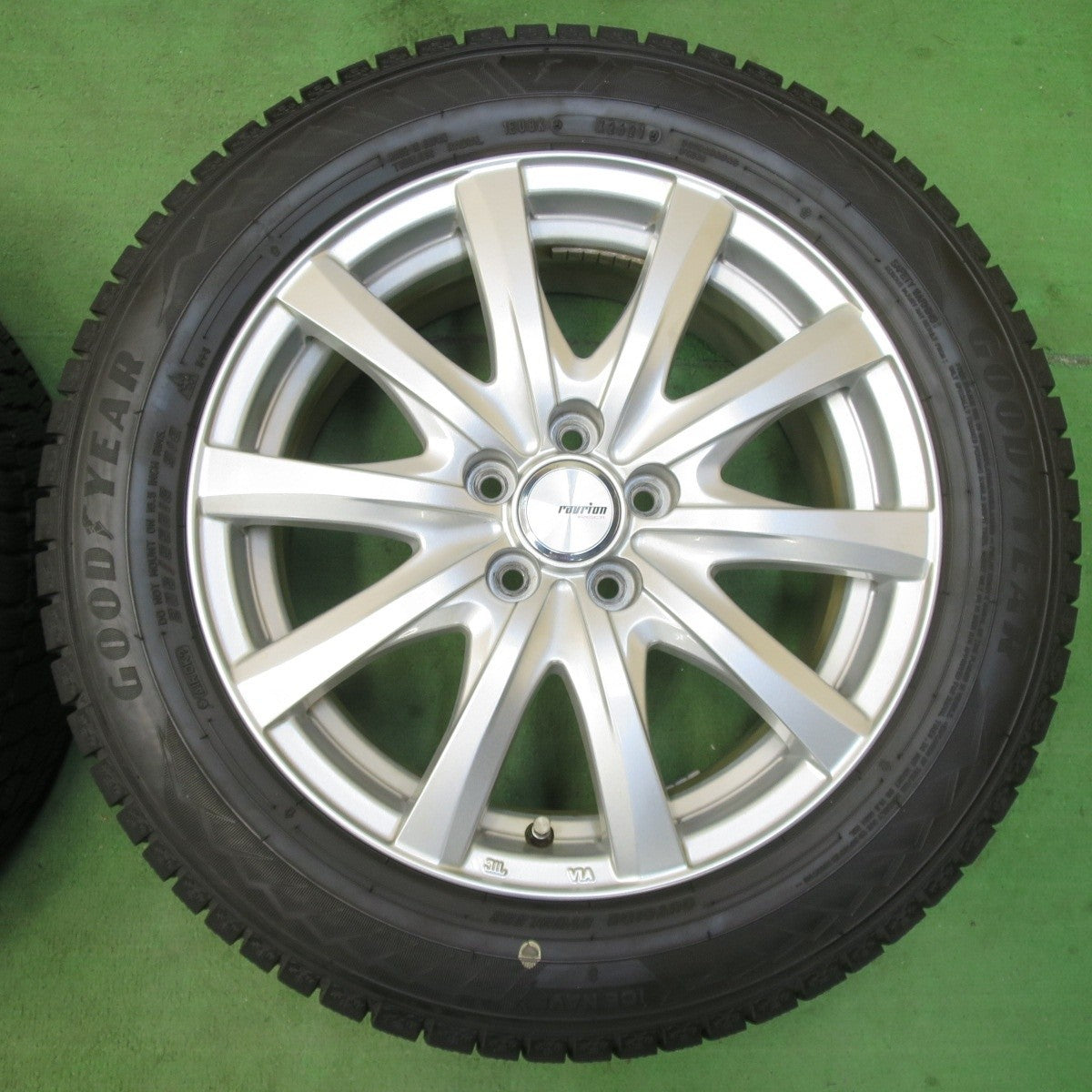 バリ溝!21年!キレイ!9分★インプレッサ 等 205/55R16 スタッドレス グッドイヤー アイスナビ8 ravrion RS01 ラブリオン 16インチ PCD100/5H★5031409イス