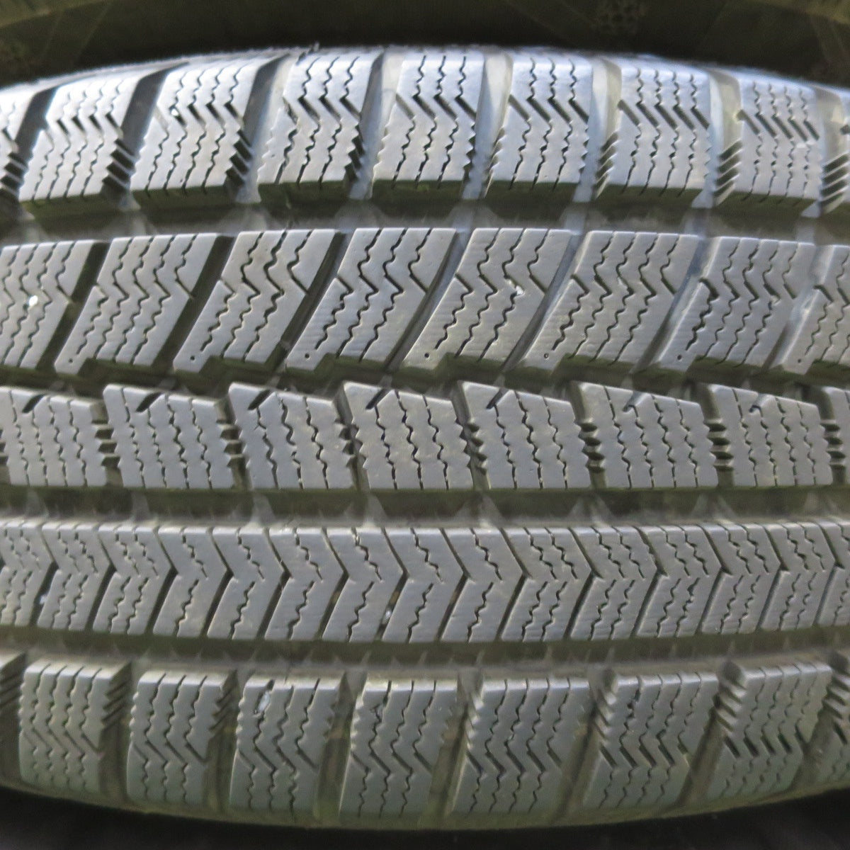 バリ溝!23年!キレイ!9.5分★スタッドレス 205/60R16 ハイフライ Win-turi 216 Verthandi ヴェルサンディ ヴェルザンディ 16インチ PCD114.3/5H★5081102イス