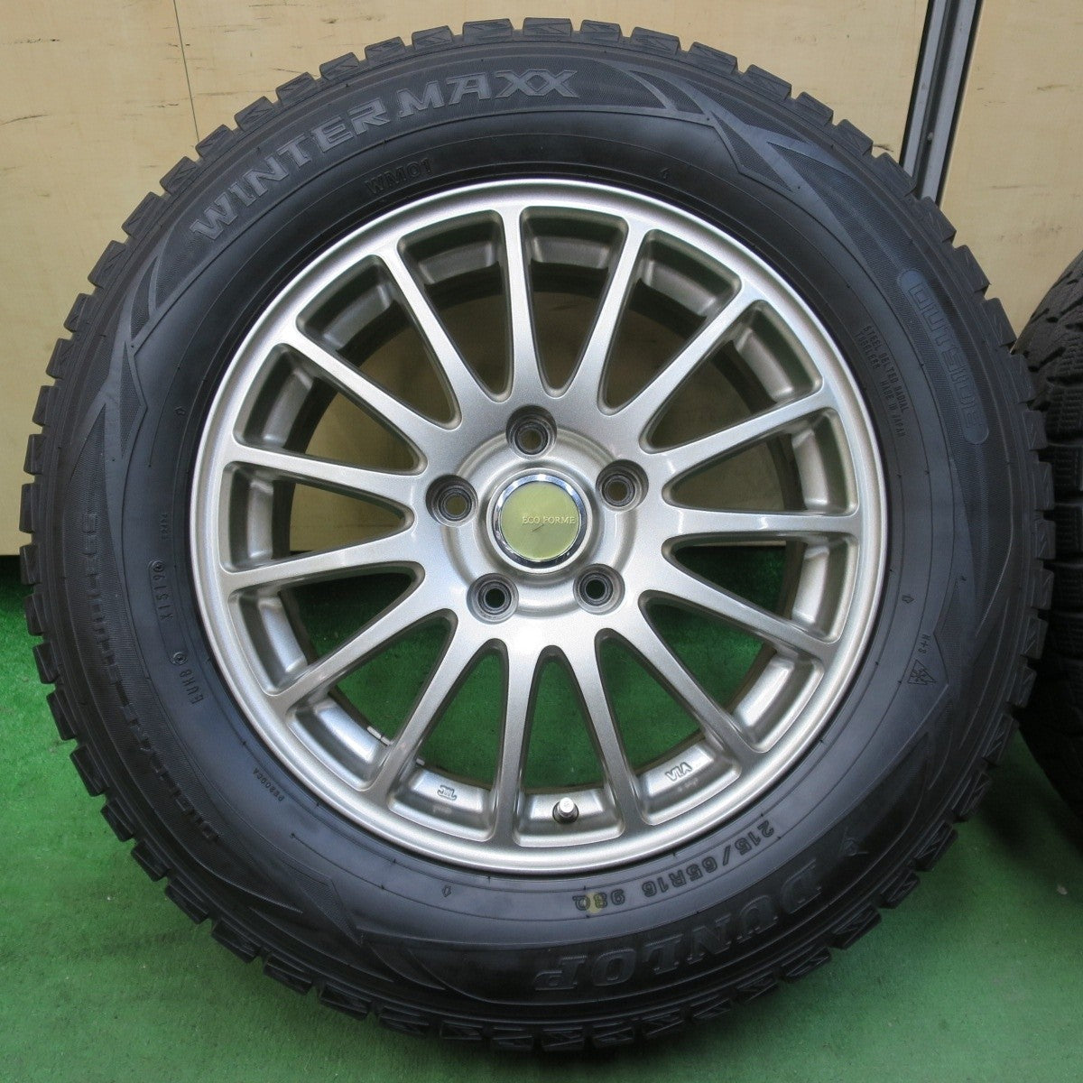 バリ溝!キレイ!9.5分★スタッドレス 215/65R16 ダンロップ ウインターマックス WM01 ECO FORME エコフォルム 16インチ PCD114.3/5H★5012103イス