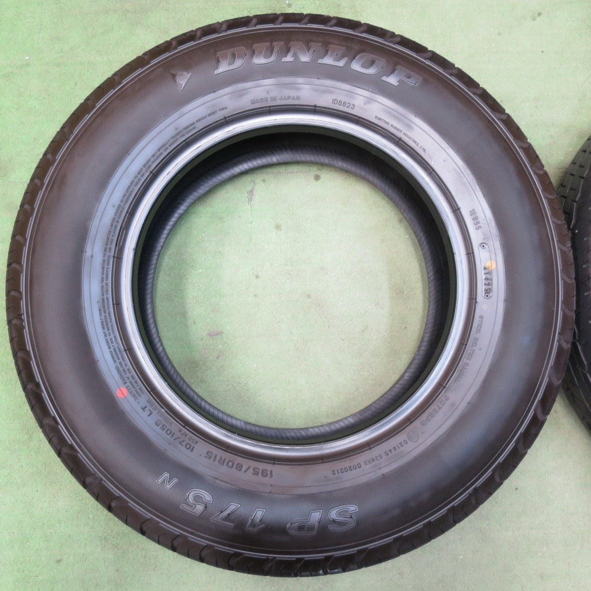 新車外し!25年★195/80R15 107/105S ダンロップ SP175N タイヤ 15インチ ハイエース レジアスエース キャラバン 等★5120604イノタ