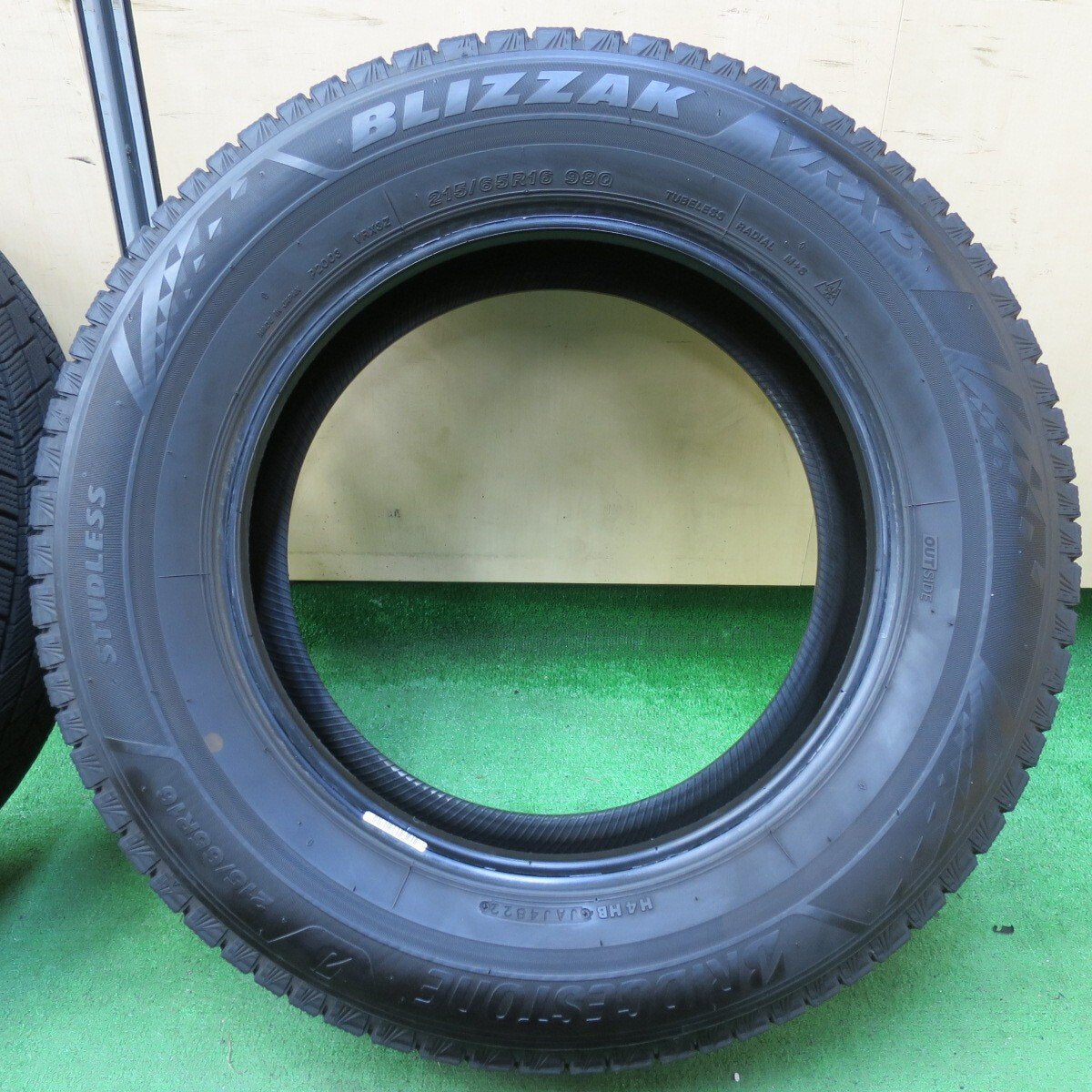 バリ溝 22年 9分★スタッドレス 215/65R16 ブリヂストン ブリザック VRX3 16インチ アルファード ヴェルファイア等★4082714イス