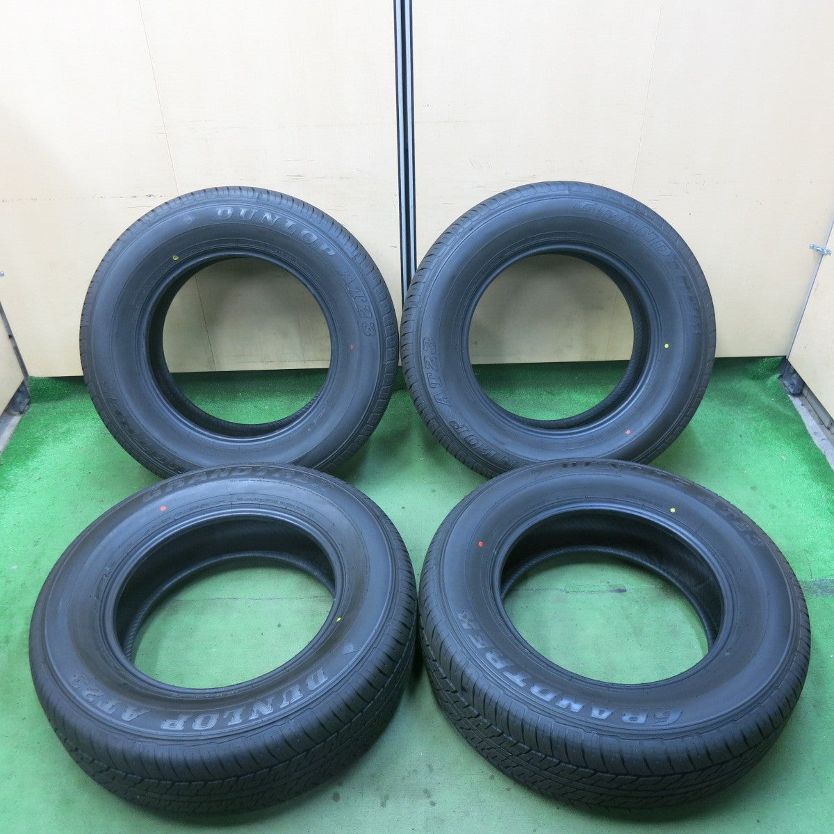 新車外し!24年★265/65R18 ダンロップ グラントレック AT23 タイヤ 18インチ ランクル 250 VX 300 等★5062401SYノタ