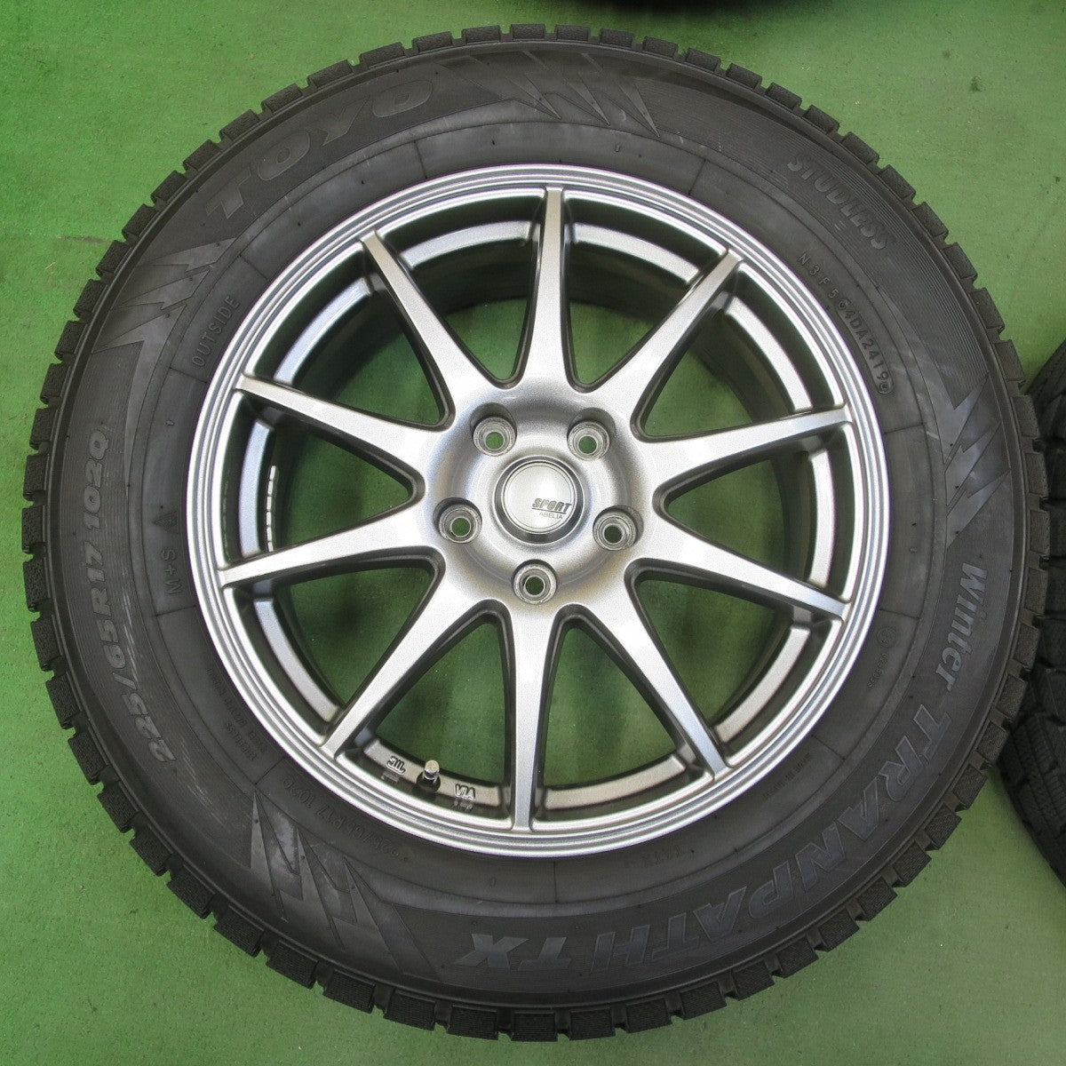 超バリ溝!キレイ!9.5分以上★スタッドレス 225/65R17 トーヨー ウインター トランパス TX SPORT ABELIA スポルト アベリア 17インチ PCD114.3/5H★5072507イス