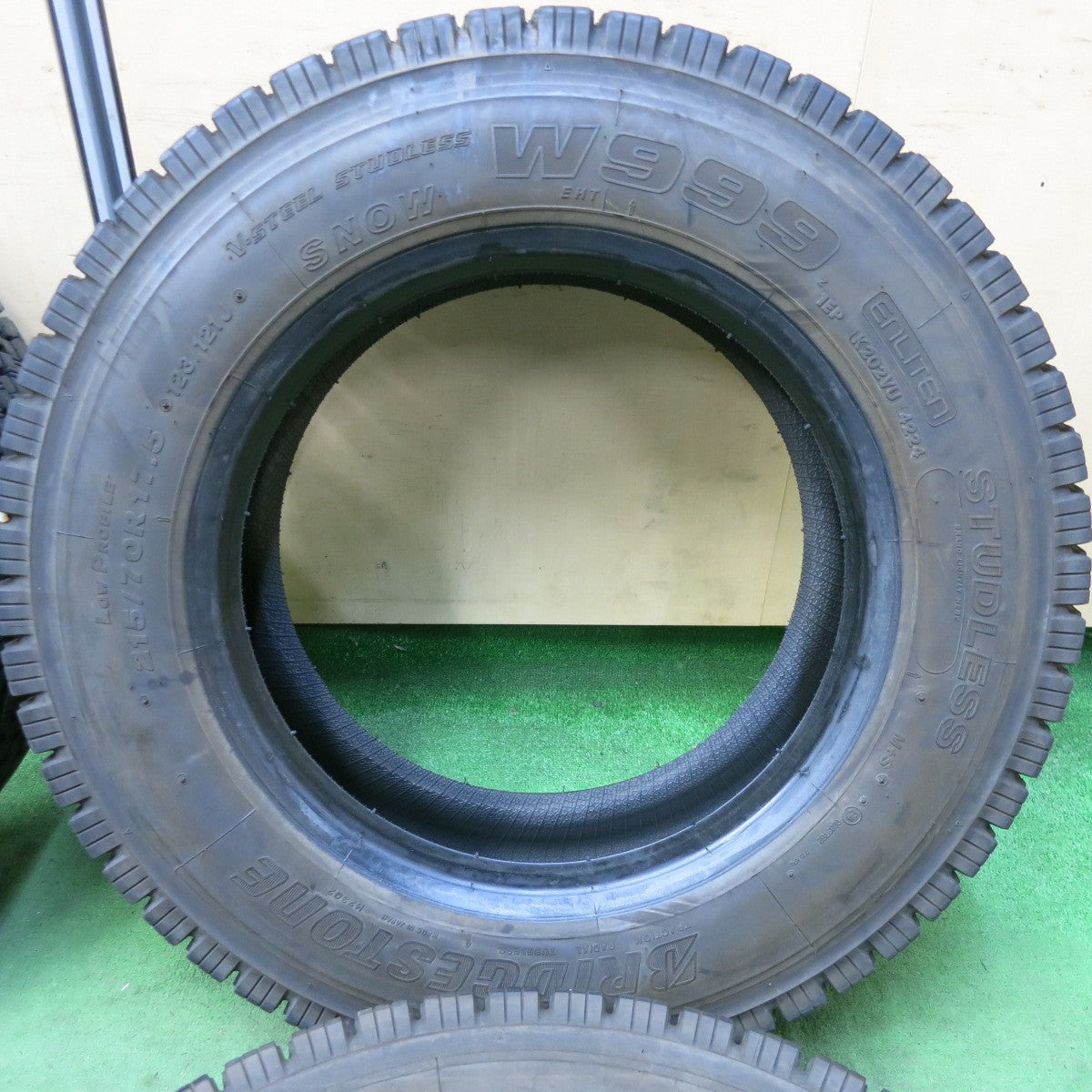 バリ溝!24年!9.5分★トラック タイヤ 215/70R17.5 123/121J スタッドレス ブリヂストン W999 17.5インチ★5070410SYスタ