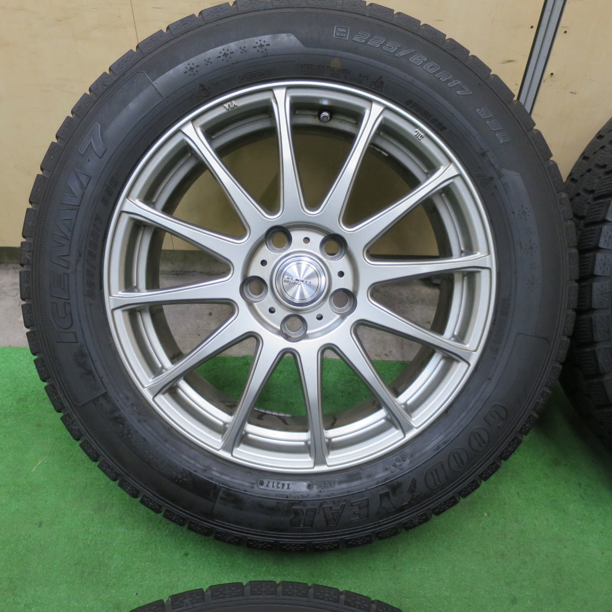 バリ溝!キレイ!9.5分★スタッドレス 225/60R17 グッドイヤー アイスナビ7 ravrion LUMIERE ラブリオン 17インチ PCD114.3/5H★5091705TTス