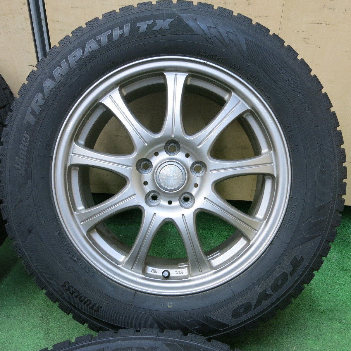 バリ溝!キレイ!9.5分★スタッドレス 225/65R17 トーヨー ウインター トランパス TX LAYCEA レイシア 17インチ PCD114.3/5H★4111904SYス