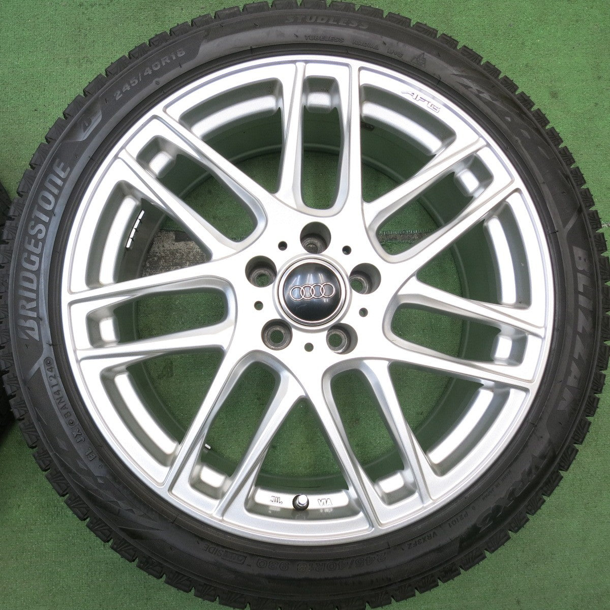 バリ溝!24年!キレイ!9.5分★アウディ 等 EURO AFG 245/40R18 スタッドレス ブリヂストン ブリザック VRX3 ユーロ 18インチ PCD112/5H★5092003HAス