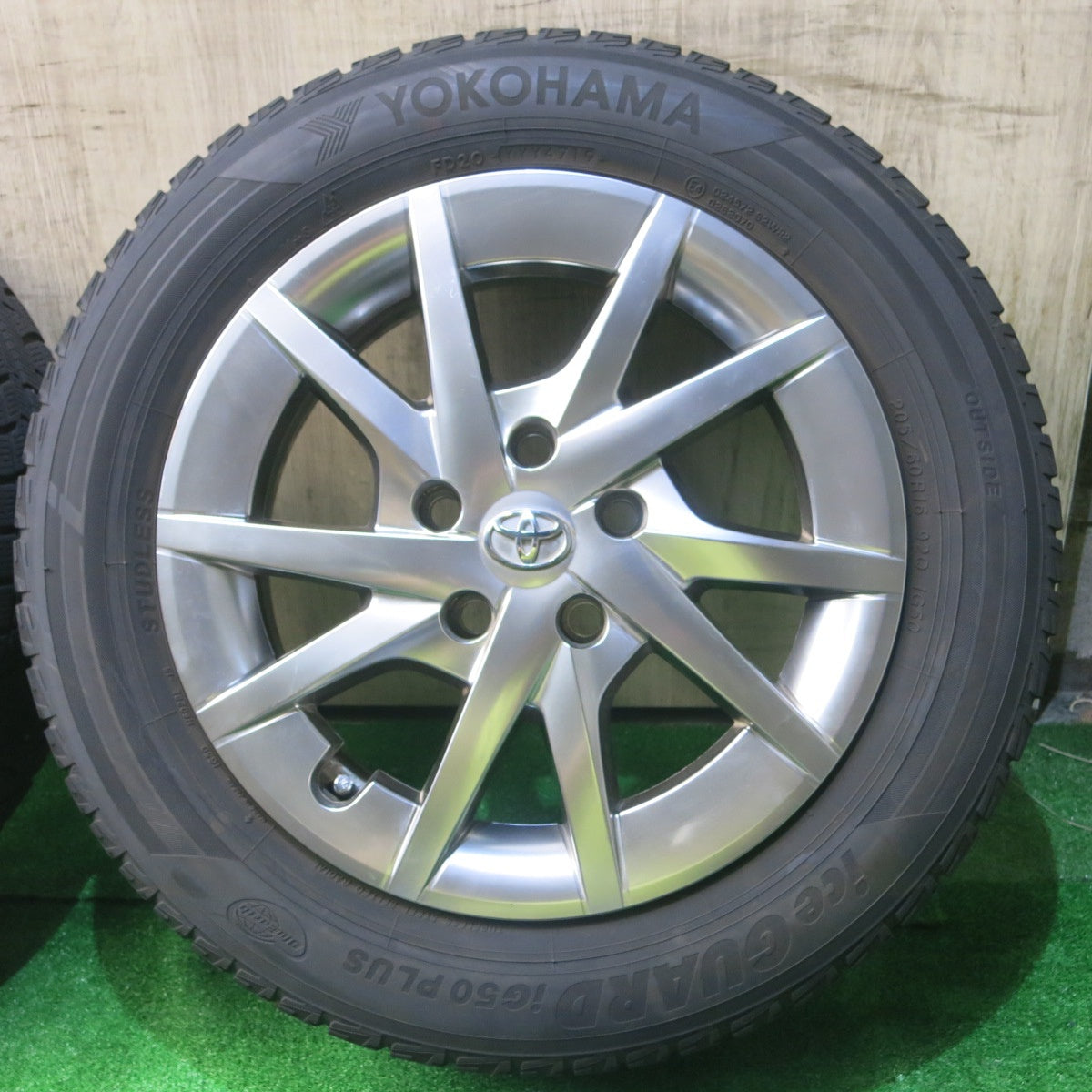 バリ溝!キレイ!9分★トヨタ プリウスα 純正 205/60R16 スタッドレス ヨコハマ アイスガード iG50 プラス 16インチ PCD114.3/5H★5051704NJス