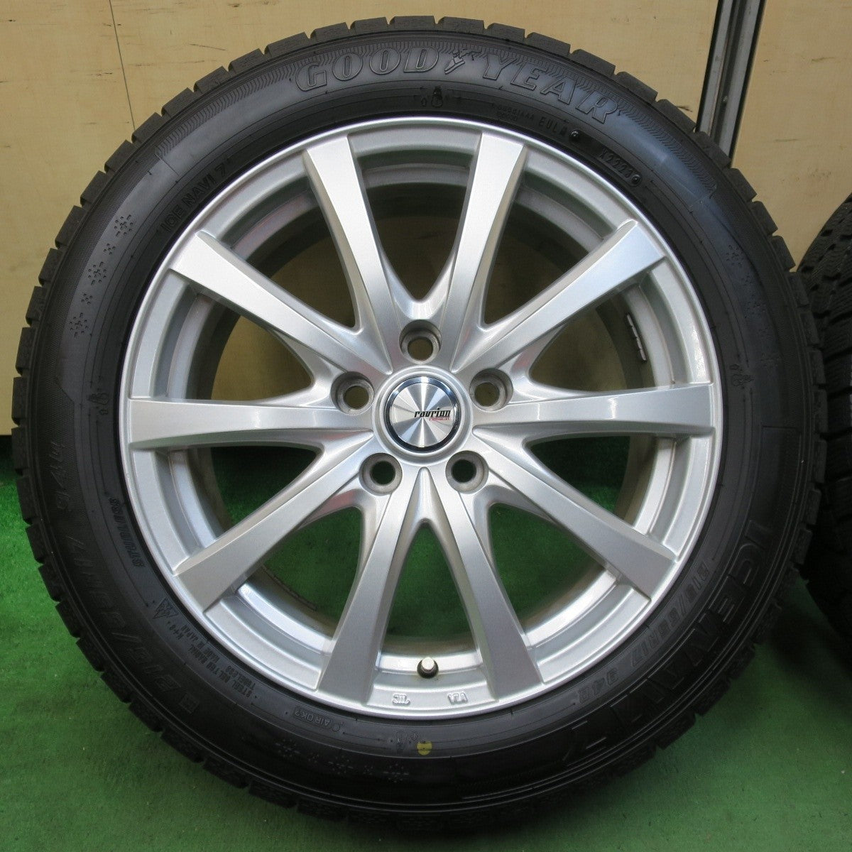 バリ溝!23年!キレイ!9.5分★スタッドレス 215/55R17 グッドイヤー アイスナビ7 ravrion RS01 ラブリオン 17インチ PCD114.3/5H★5012810イス