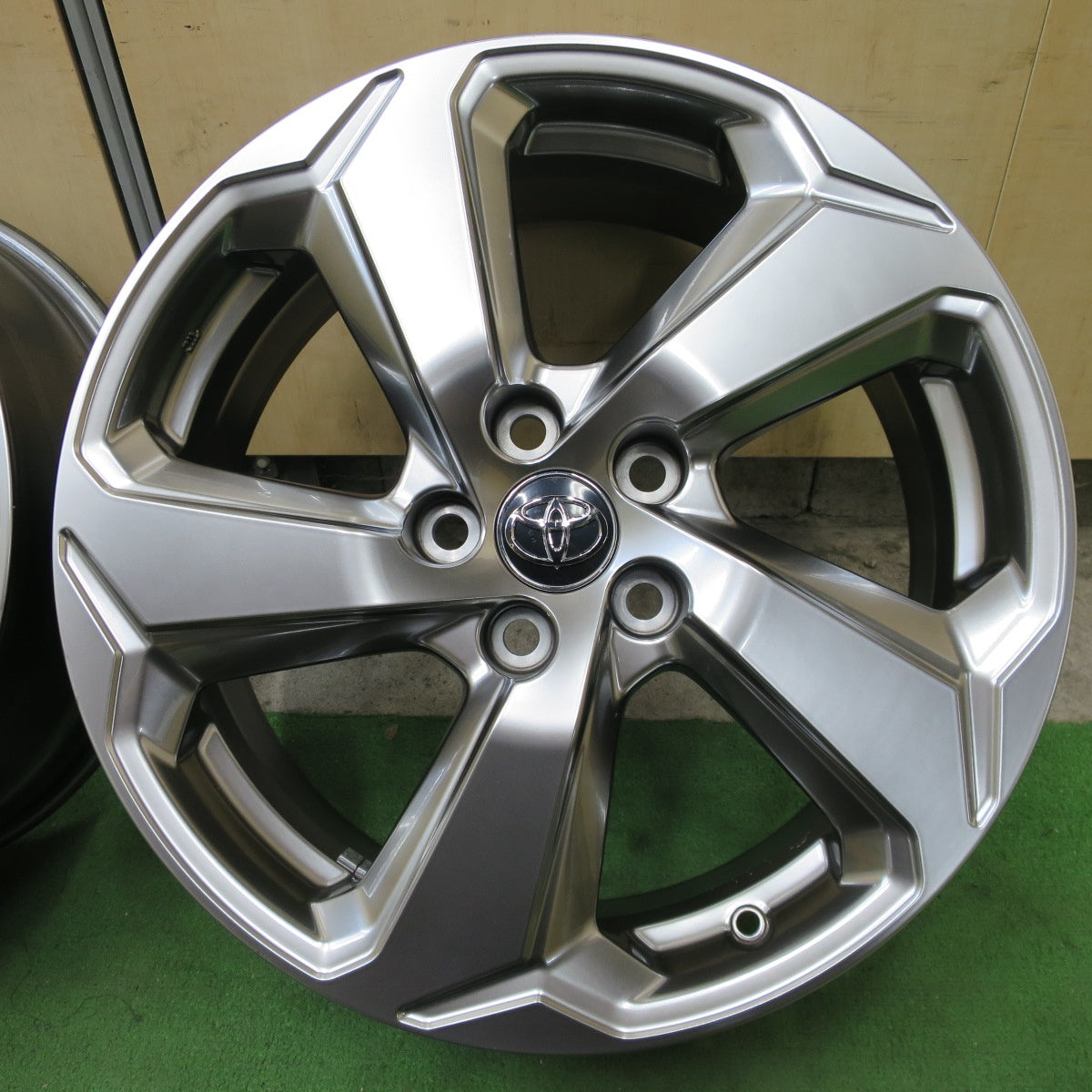 新車外し◎トヨタ 50系 RAV4 Gグレード 純正 ホイール 18インチ 18×7J PCD114.3/5H◎6101202NGホ