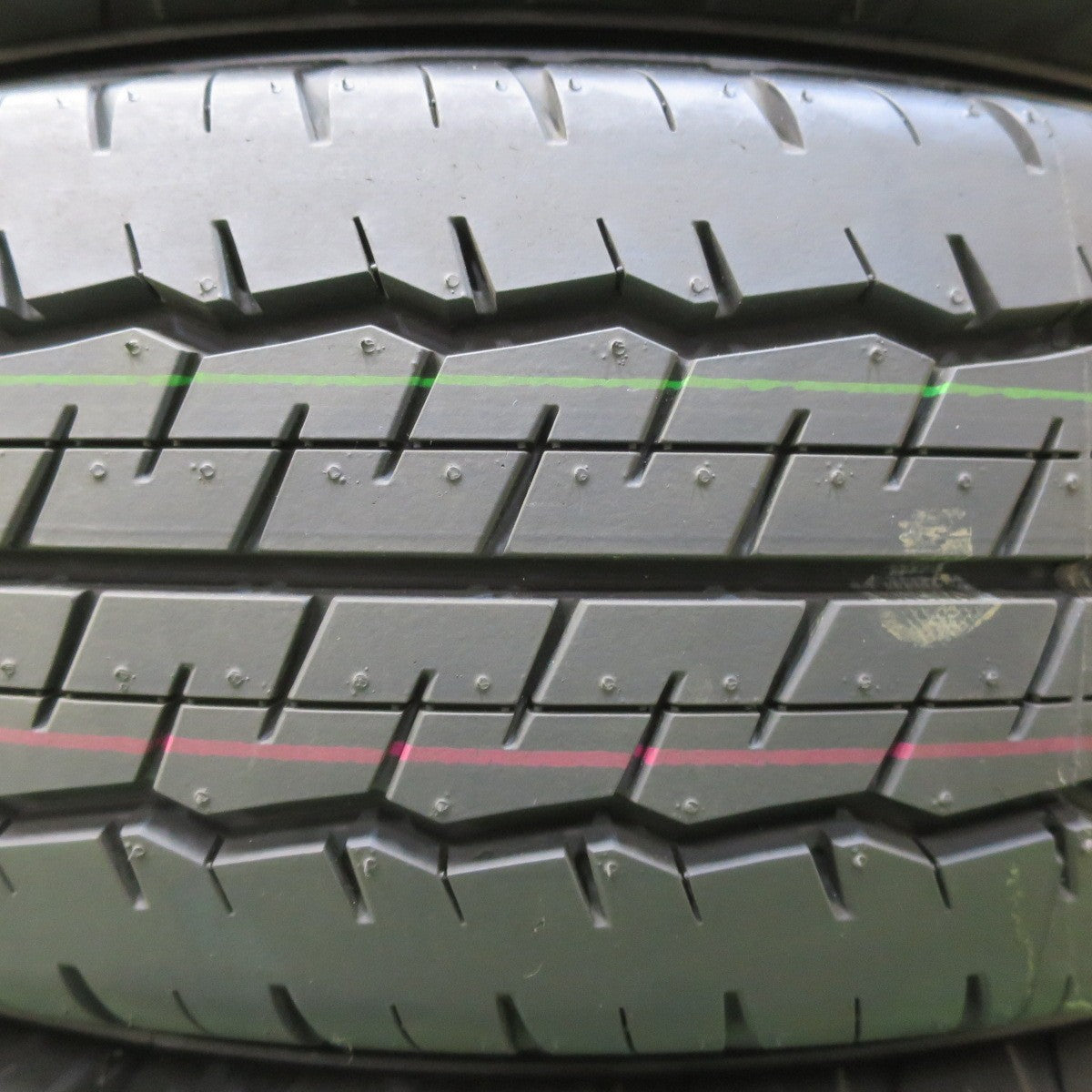 新車外し!25年★195/80R15 107/105S ダンロップ SP175N タイヤ 15インチ ハイエース キャラバン 等★5042904イノタ