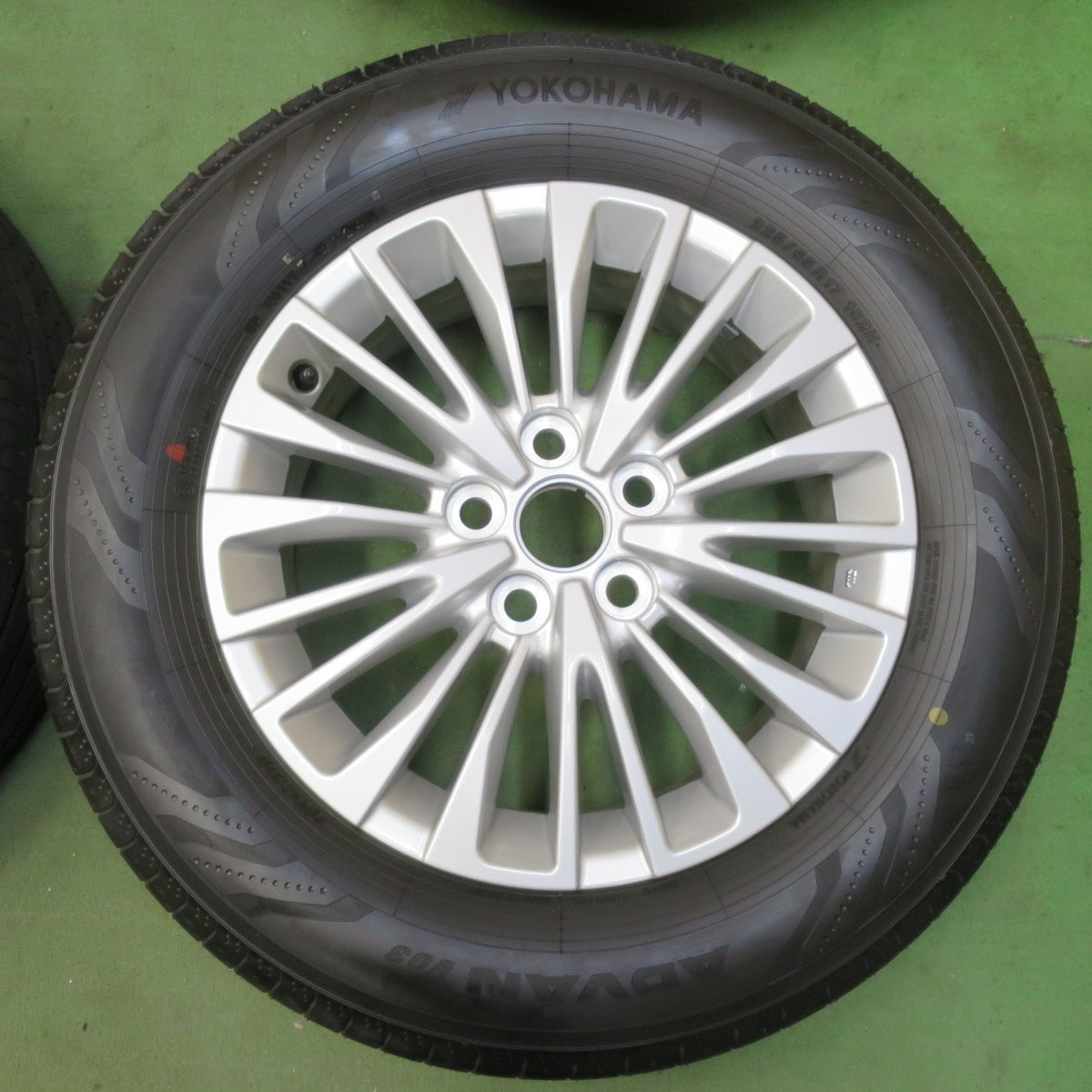 新車外し!24年★トヨタ 40系 アルファード ヴェルファイア 純正 225/65R17 ヨコハマ アドバン V03 17インチ PCD120/5H★5102805イノ