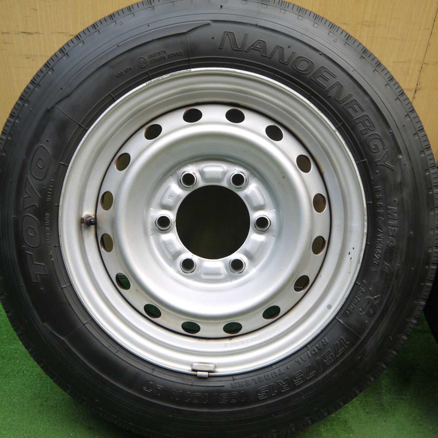 バリ溝!23年!キレイ!9.5分!2本★175/75R15 103/101N トーヨー ナノエナジー M134 スチール 15インチ PCD139.7/6H★5082604Hノ