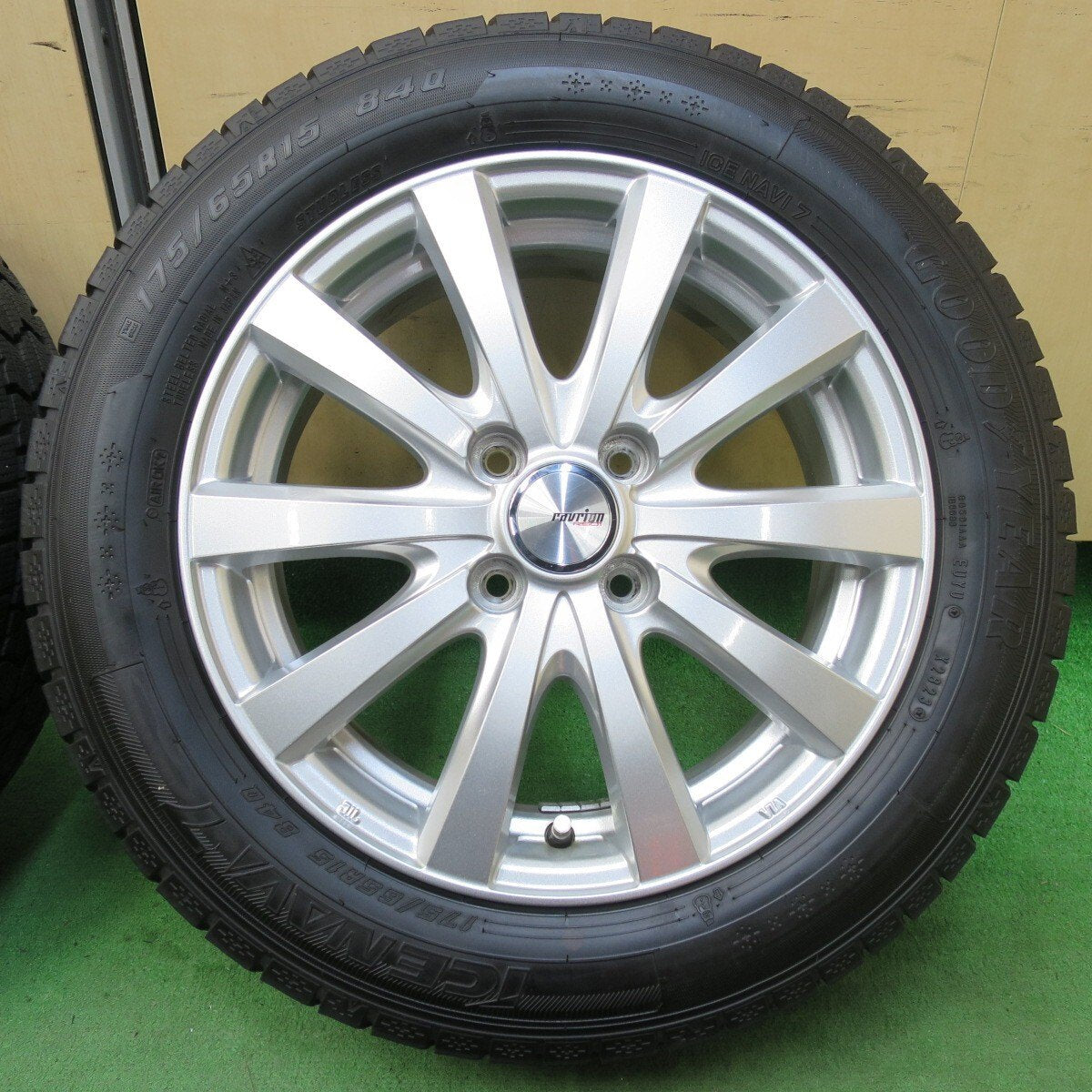バリ溝!23年!キレイ!ほぼ10分★スタッドレス 175/65R15 グッドイヤー アイスナビ7 ravrion RS01 ラブリオン 15インチ PCD100/4H★5021709イス
