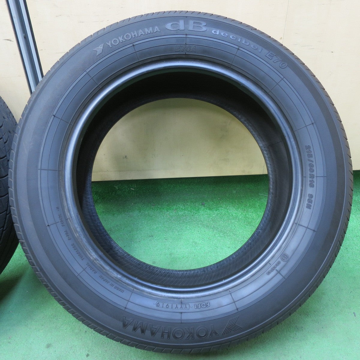 バリ溝!9分★215/60R16 ヨコハマ dB デシベル E70 E70A タイヤ 16インチ アルファード エスティマ オデッセイ ヴェゼル CX-5 等★5061505イノタ