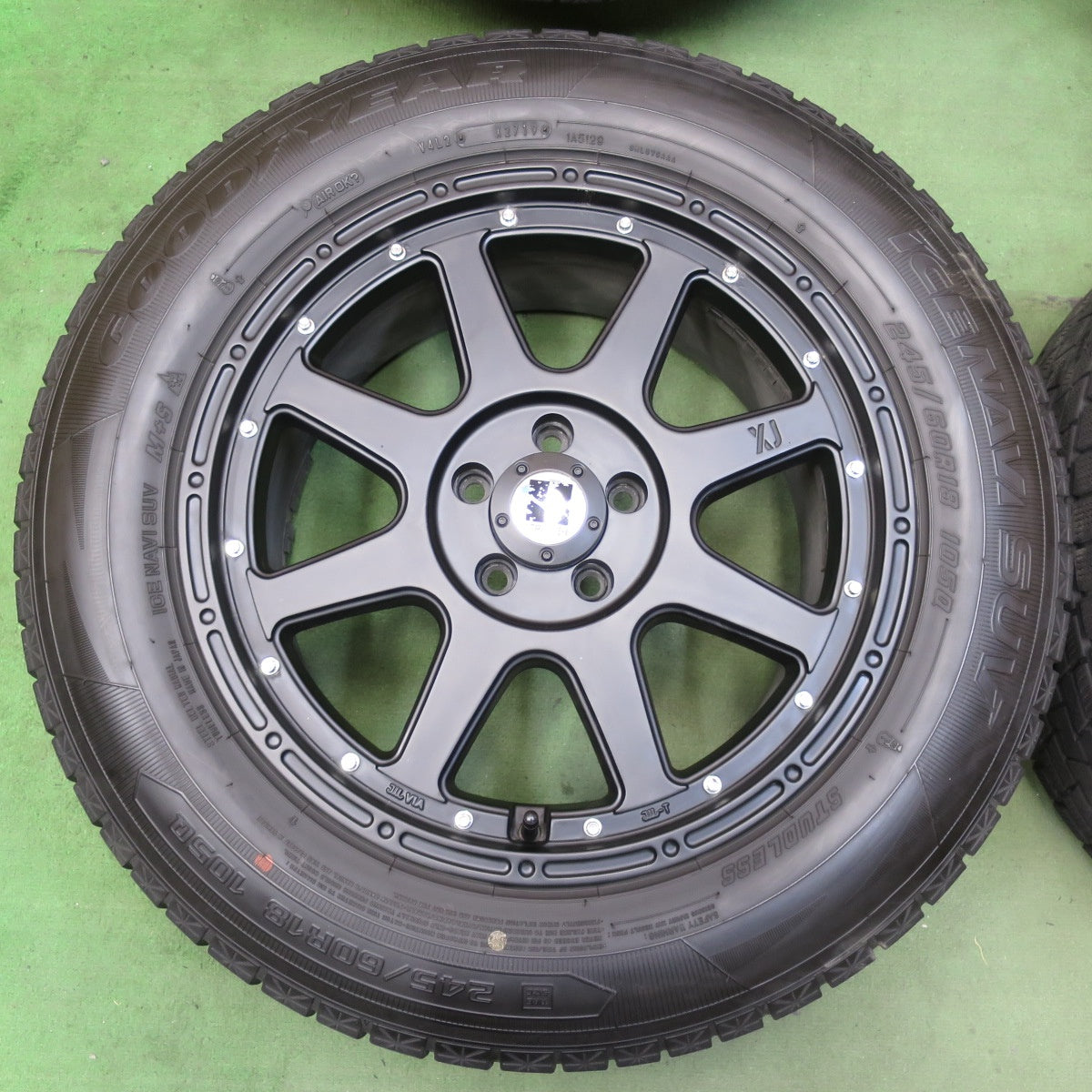 バリ溝!キレイ!9.5分★XTREME-J MLJ XJ 245/60R18 スタッドレス グッドイヤー アイスナビ SUV 18インチ エクストリームJ PCD114.3/5H★5110307イス