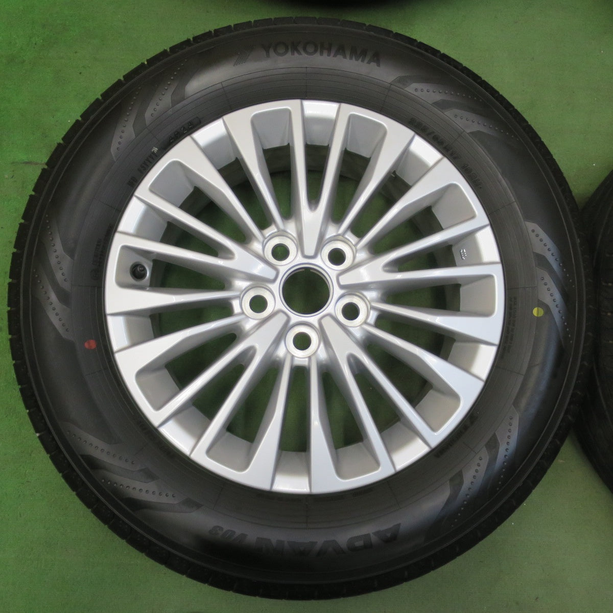 新車外し!24年★トヨタ 40系 アルファード ヴェルファイア 純正 225/65R17 ヨコハマ アドバン V03 17インチ PCD120/5H★5102805イノ