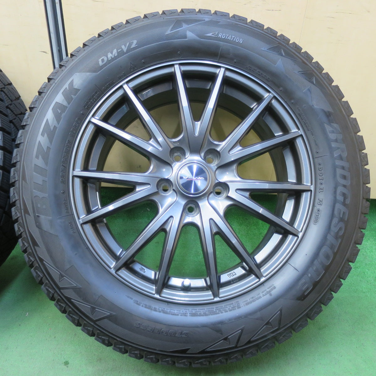 キレイ★スタッドレス 225/65R17 ブリヂストン ブリザック DM-V2 VELVA SPORT ヴェルヴァ スポーツ 17インチ PCD114.3/5H★5051502イス