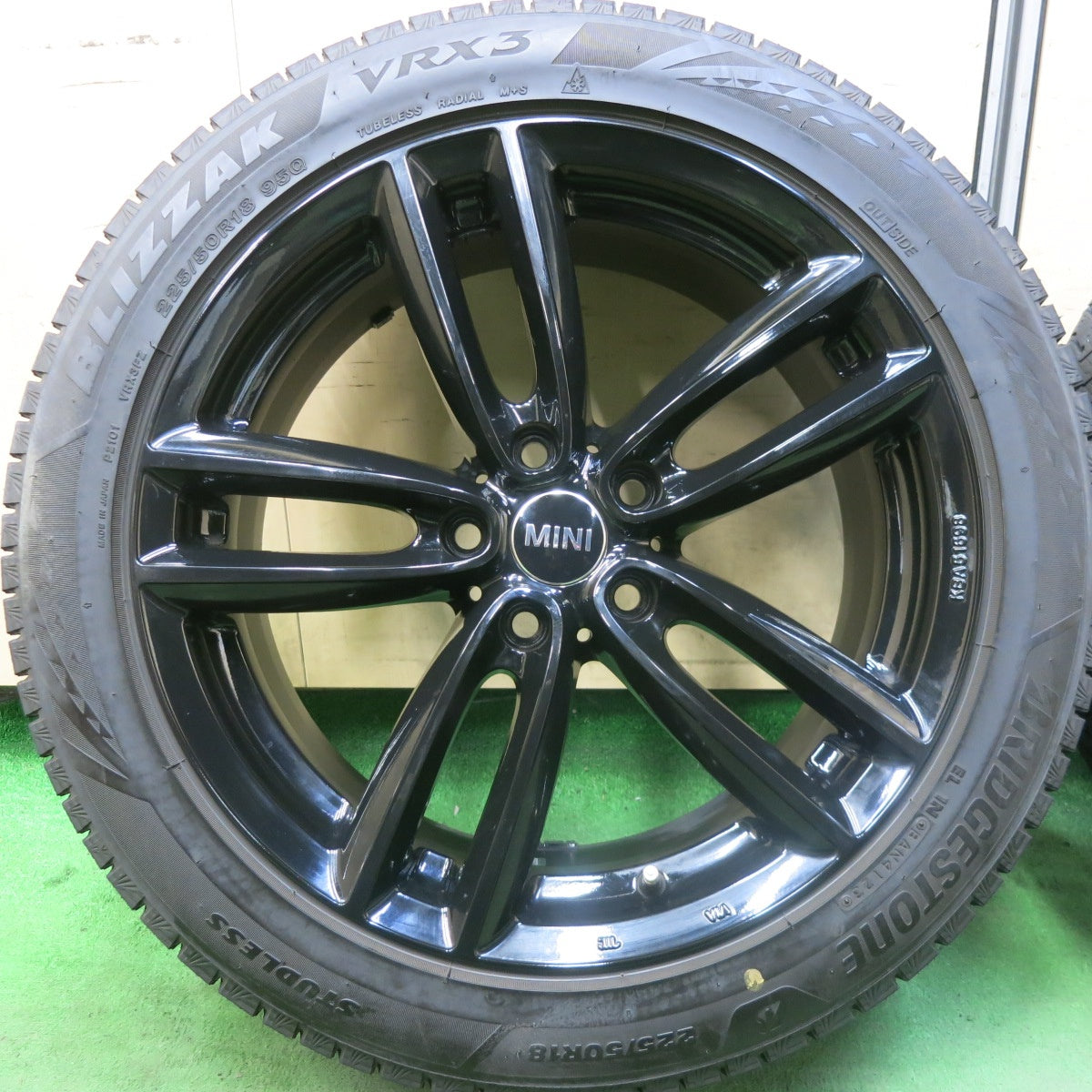 バリ溝!23年!キレイ!9.5分★MINI ミニ 等 MAK OXFORD 225/50R18 スタッドレス ブリヂストン ブリザック VRX3 マック オクスフォード 18インチ PCD112/5H★5092001SKス