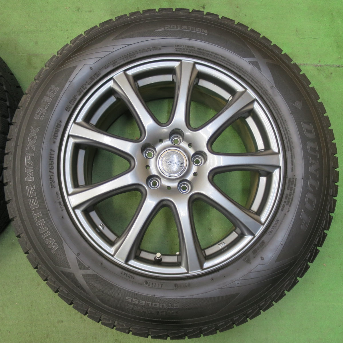 バリ溝!キレイ!9.5分★スタッドレス 235/65R17 ダンロップ ウインターマックス SJ8 DUFACT デュファクト 17インチ PCD114.3/5H★5092601イス
