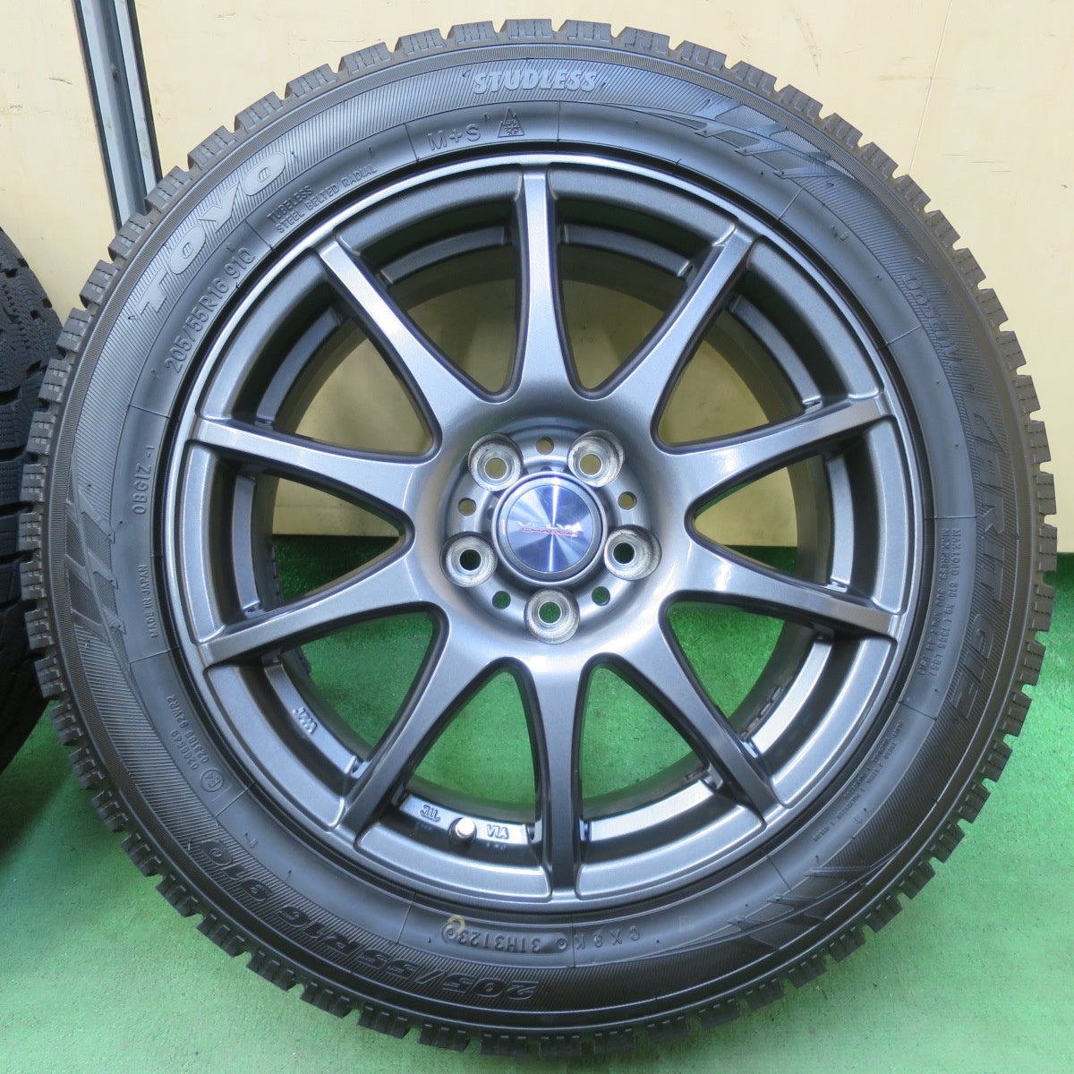 ほぼ未使用!23年!キレイ★86 BRZ 等 205/55R16 スタッドレス トーヨー オブザーブ ガリット GIZ VELVA CHARGE ヴェルヴァ チャージ 16インチ PCD100/5H★5090907イス