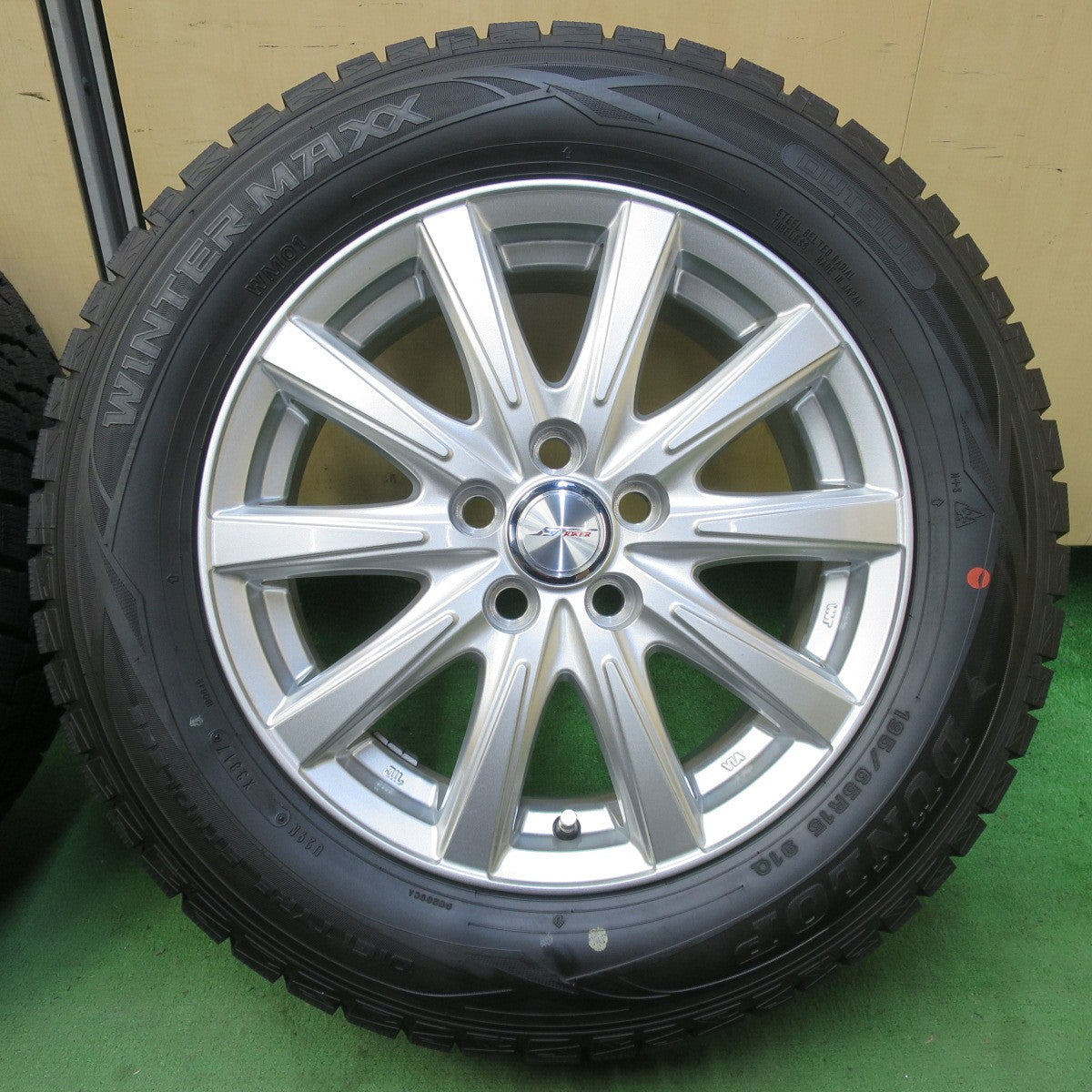 バリ溝!キレイ!ほぼ10分★プリウス 等 195/65R15 スタッドレス ダンロップ ウインターマックス WM01 JOKER ジョーカー 15インチ PCD100/5H★5071203イス