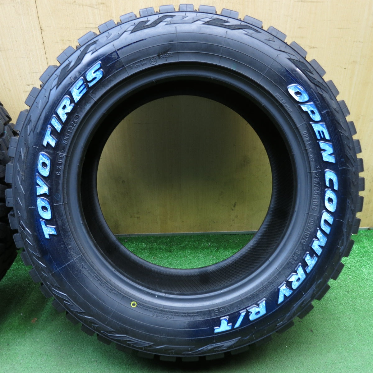 未使用!26年!2本◎215/65R16 C 109/107Q トーヨー オープン カントリー R/T ホワイトレター 16インチ タイヤ ハイエース 等◎6083101KKノタ