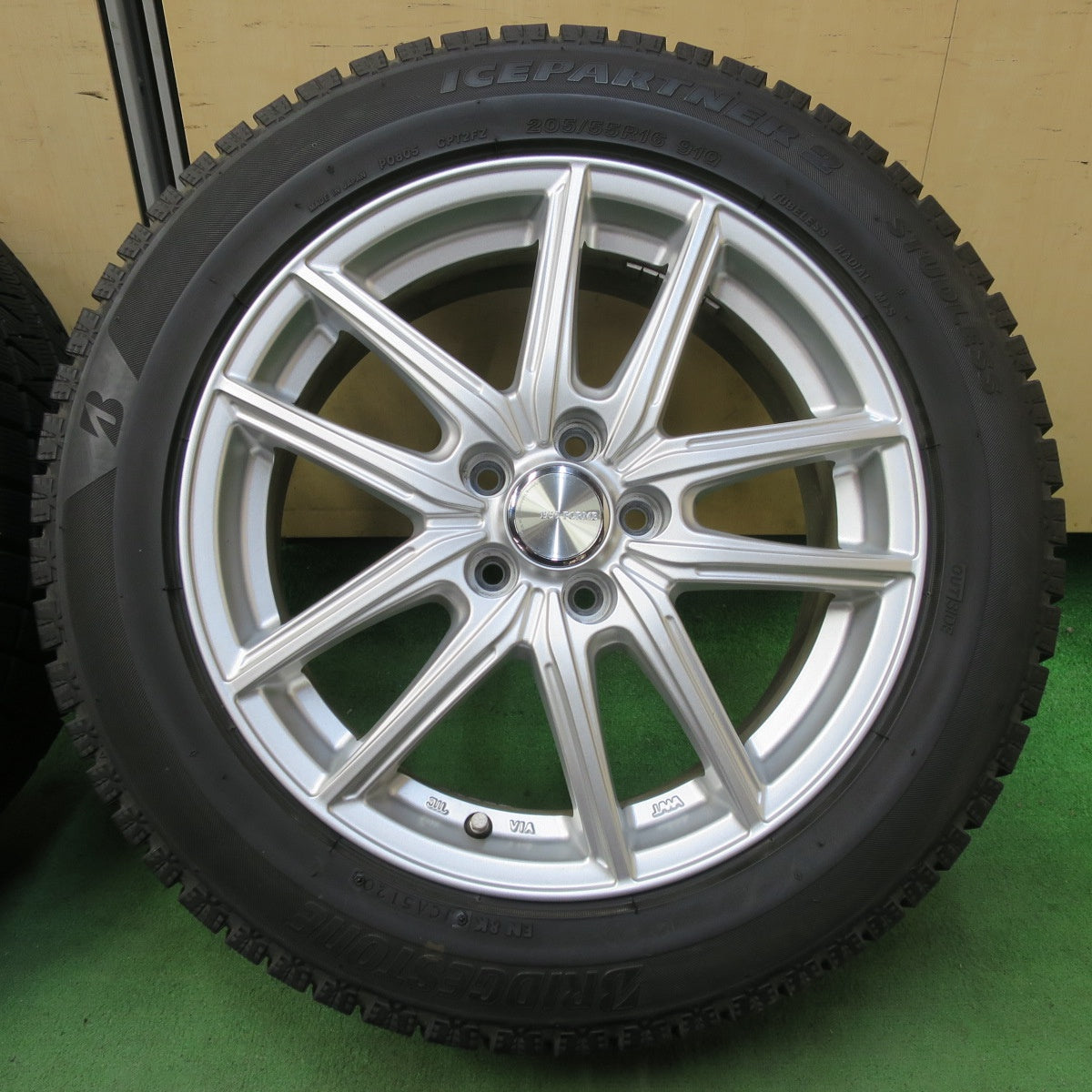 バリ溝!キレイ!8.5分★インプレッサ 等 205/55R16 スタッドレス ブリヂストン アイスパートナー2 ECO FORME エコフォルム 16インチ PCD100/5H★5042911イス