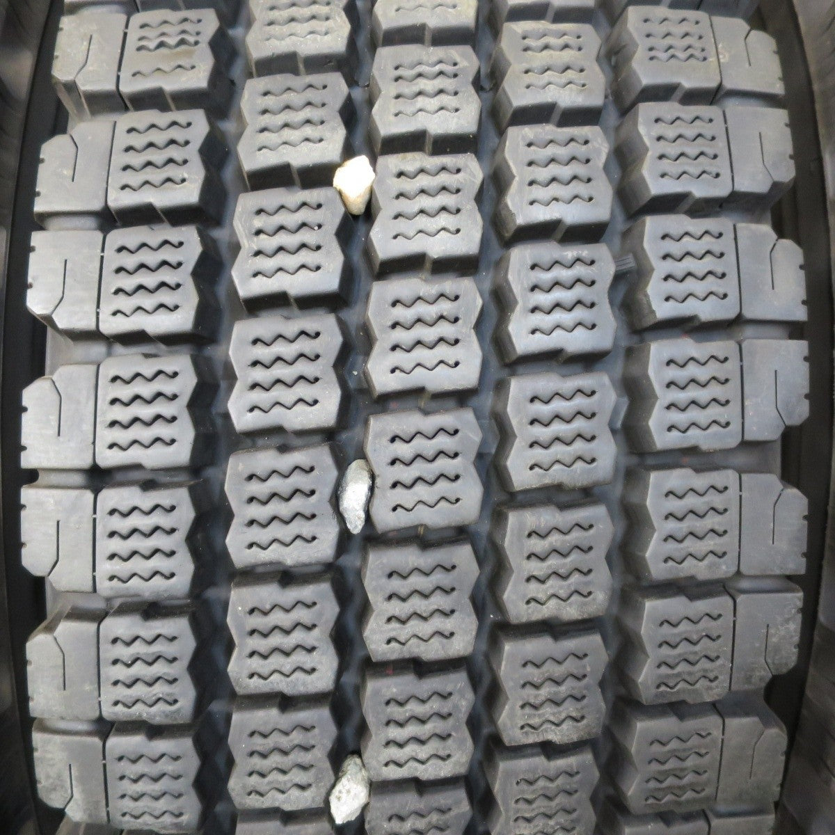 バリ溝!22年!9.5分★トラック タイヤ 265/70R19.5 140/138J スタッドレス ブリヂストン W910 19.5インチ★5021411イスタ
