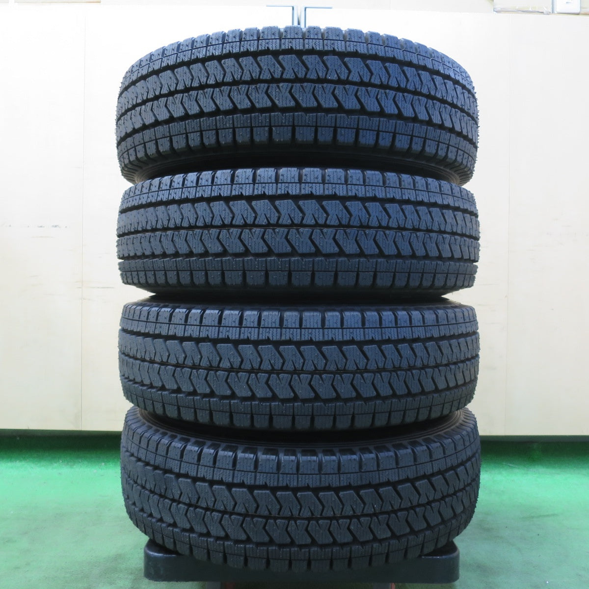 タイヤほぼ未使用!24年★スタッドレス 165/80R13 90/88N ブリヂストン ブリザック VL10A スチール ホイール 13インチ PCD100 114.3/4H マルチ★5051309イス