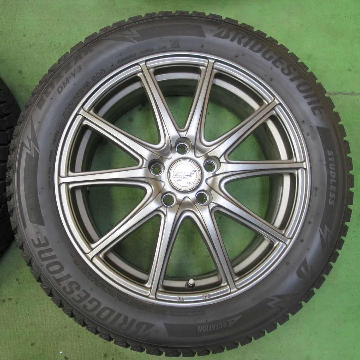 バリ溝!23年!キレイ!9分★スタッドレス FINAL SPEED 225/55R18 ブリヂストン ブリザック DM-V3 MiD ファイナルスピード マルカ 18インチ PCD114.3/5H★5090401イス