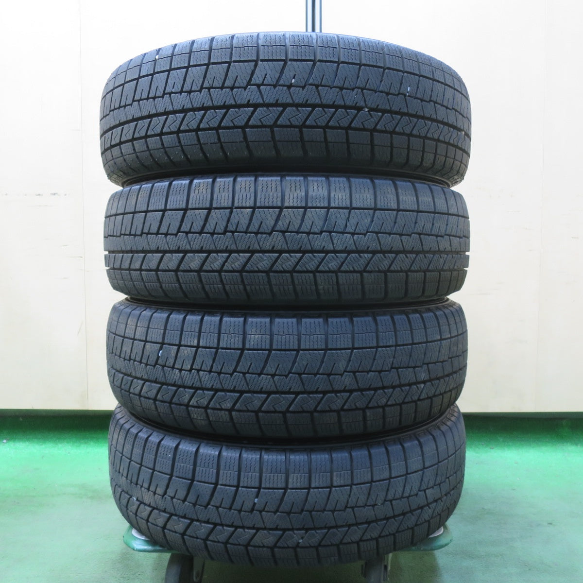 バリ溝!22年!9.5分以上★スタッドレス 165/65R14 ダンロップ ウインターマックス 03 VIOLENTO ヴィオレント 14インチ ハスラー ソリオ 等 PCD100/4H★5111405イス