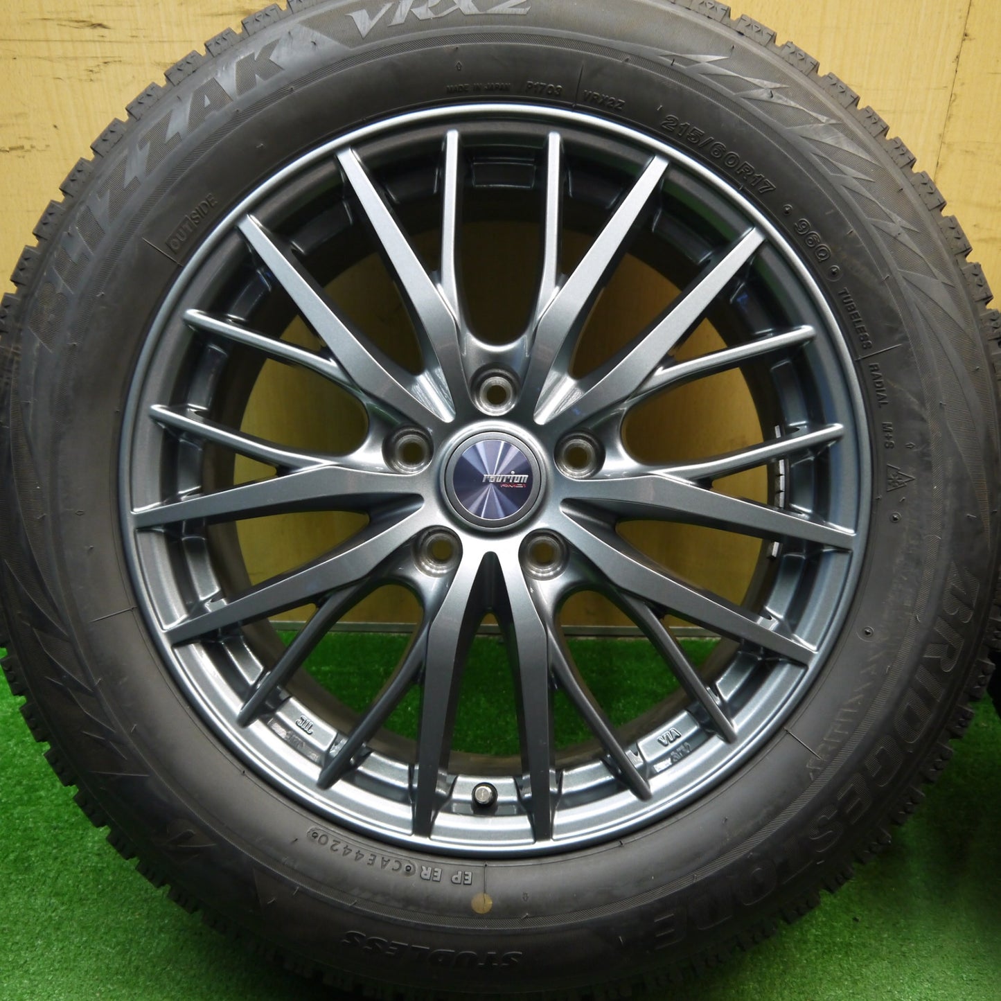 バリ溝!キレイ!9分★スタッドレス 215/60R17 ブリヂストン ブリザック VRX2 ravrion RM01 ラブリオン 17インチ PCD114.3/5H★5042109Hス