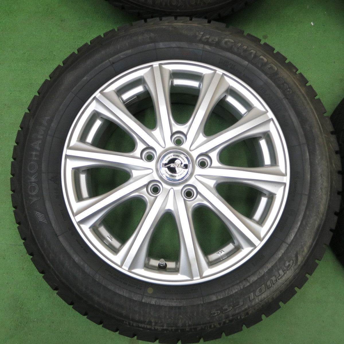 バリ溝!キレイ!9.5分以上★スタッドレス 215/60R16 ヨコハマ アイスガード iG30 AXEL アクセル 16インチ PCD114.3/5H★5041603ナス