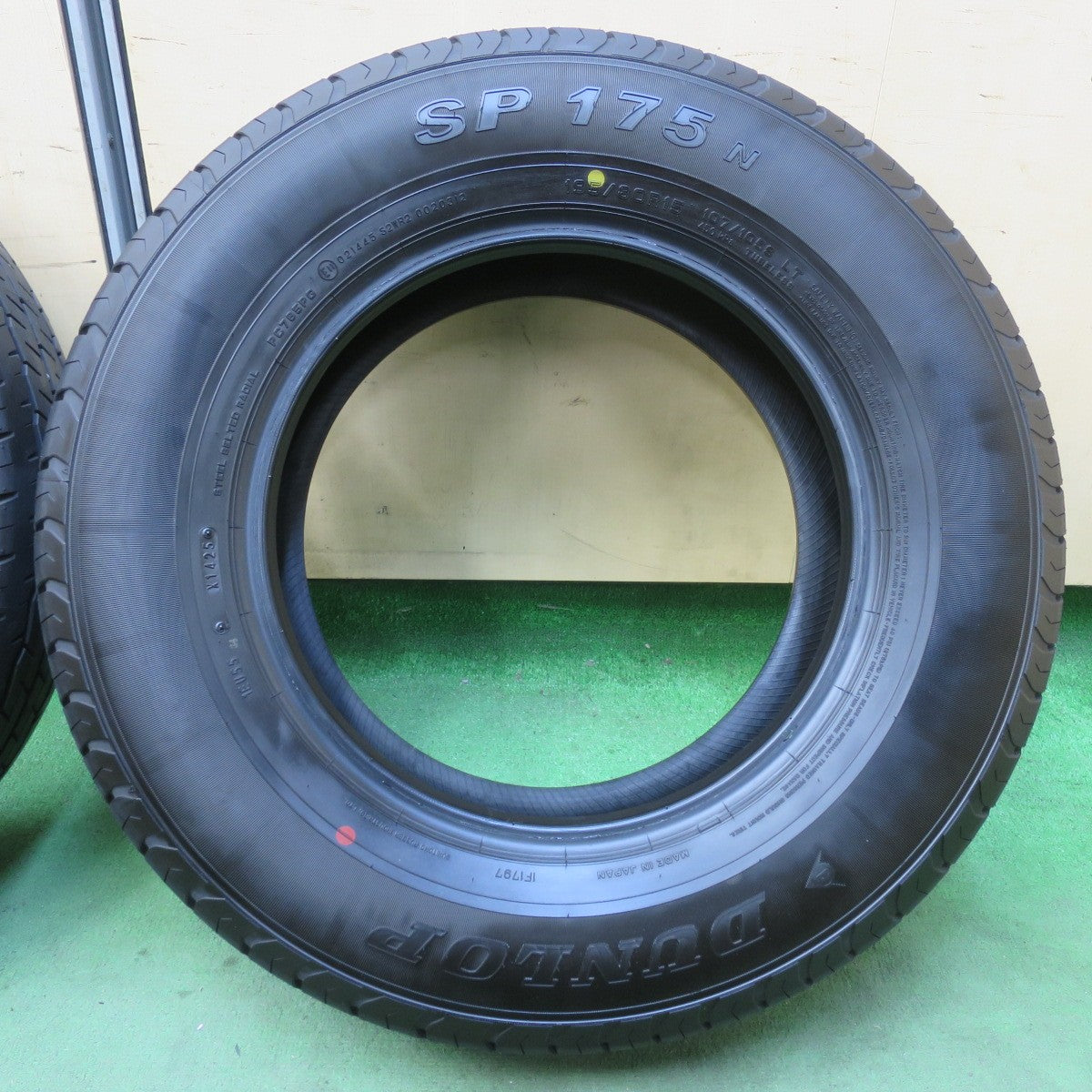 新車外し!25年★195/80R15 107/105S ダンロップ SP175N タイヤ 15インチ ハイエース レジアスエース キャラバン 等★5120604イノタ