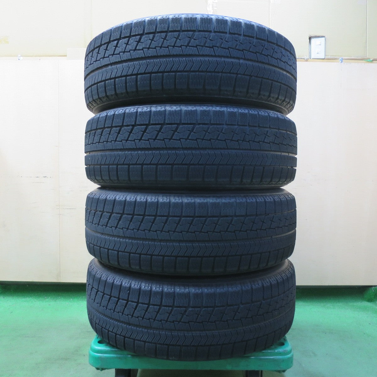 バリ溝!キレイ!8.5分★スタッドレス 215/60R17 ブリヂストン ブリザック VRX TOPRUN トップラン 17インチ PCD114.3/5H★5051513イス