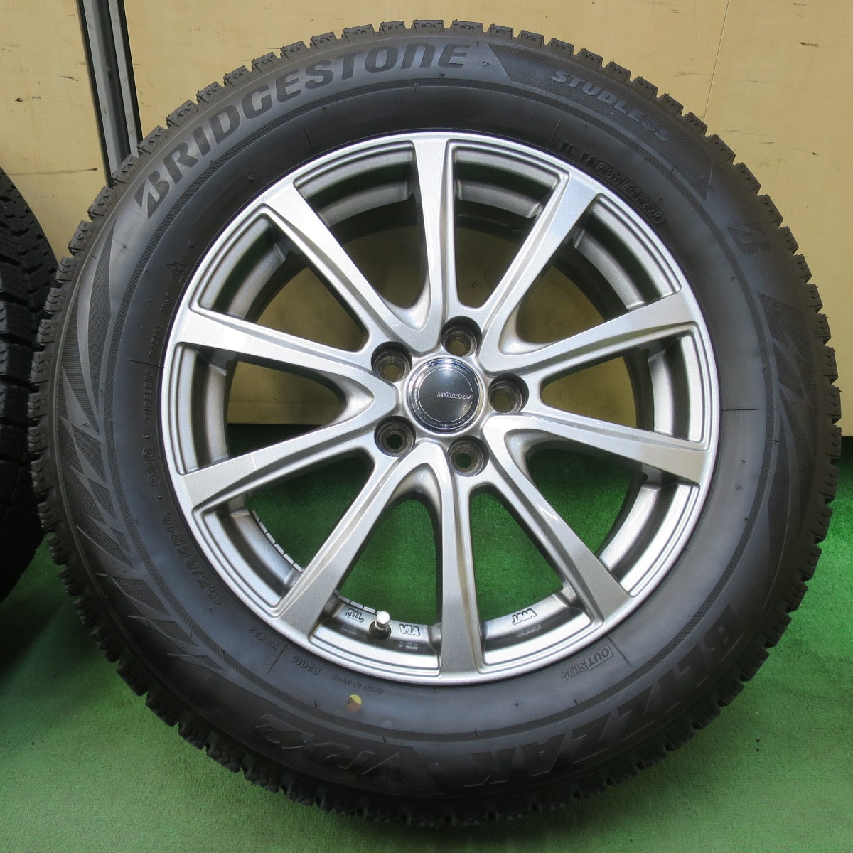 バリ溝!22年!キレイ!9.5分以上★ライズ ロッキー レックス 等 195/65R16 スタッドレス ブリヂストン ブリザック VRX2 MiLLOUS ミルアス 16インチ PCD100/5H★5102705イス