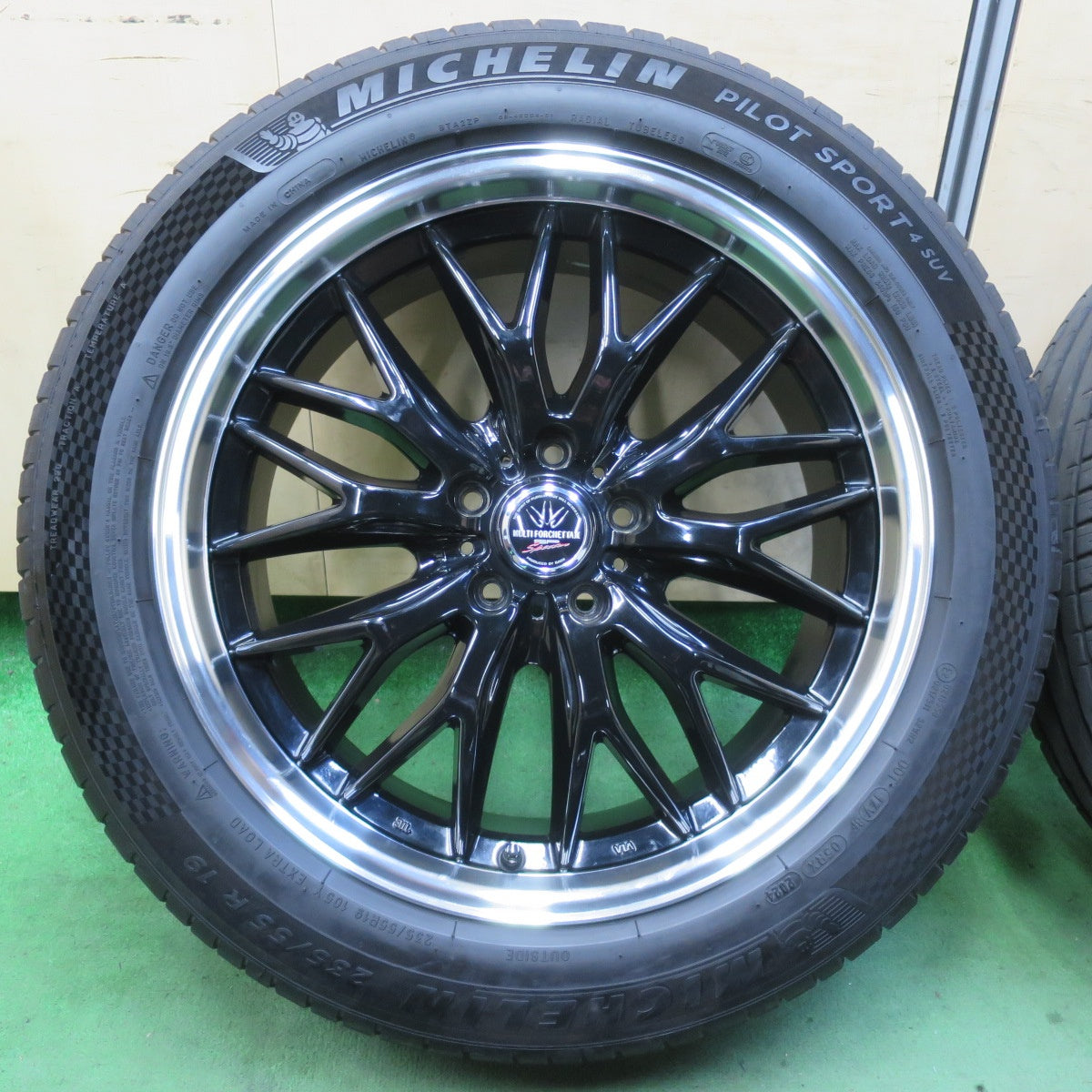 バリ溝!24年!キレイ!9.5分★LOXARNY MULTI FORCHETTA2 SP Spector 235/55R19 ミシュラン パイロット スポーツ4 SUV ロクサーニ マルチフォルケッタ SPスペクター PCD114.3/5H★5061501イノ