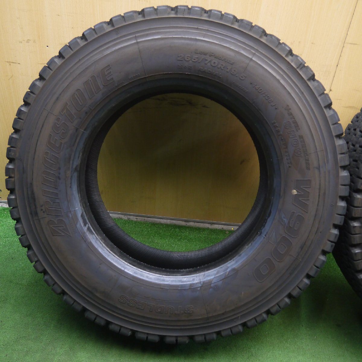 バリ溝!22年!★バリ溝!22年!9分★トラック タイヤ 265/70R19.5 140/138J スタッドレス ブリヂストン W900 19.5インチ★3052910クスタ