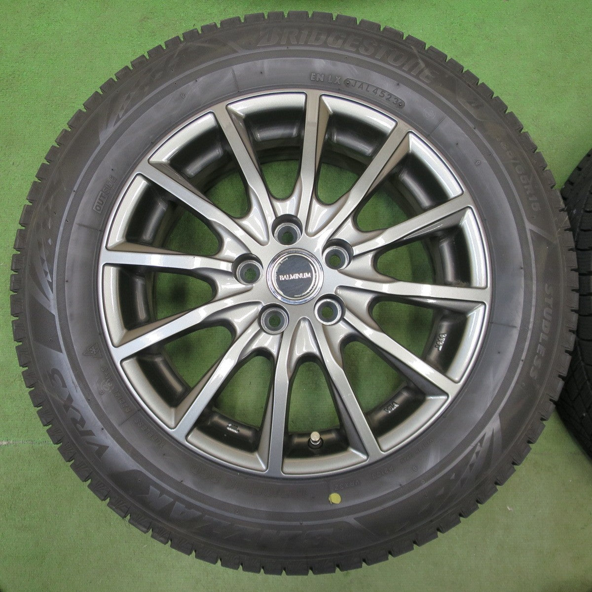 バリ溝!23年!キレイ!9.5分◎シエンタ 等 185/65R15 スタッドレス ブリヂストン ブリザック VRX3 BALMINUM AR12 バルミナ 15インチ PCD100/5H◎6101602NGス