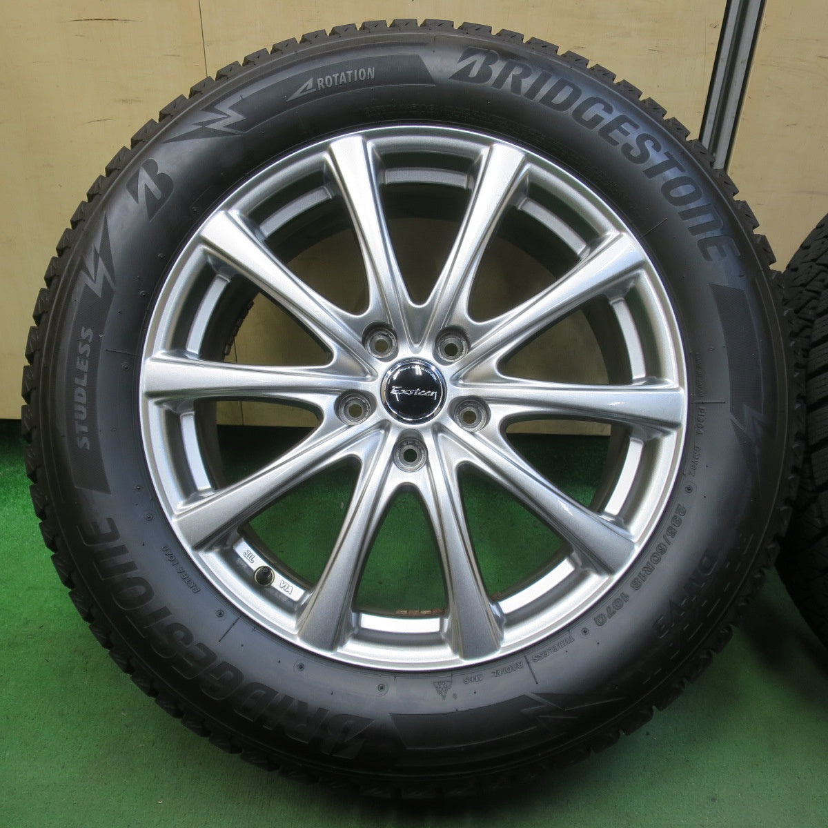 バリ溝!22年!キレイ!9.5分★スタッドレス 235/60R18 ブリヂストン ブリザック DM-V3 Exsteer エクスター 18インチ PCD114.3/5H★5092003イス