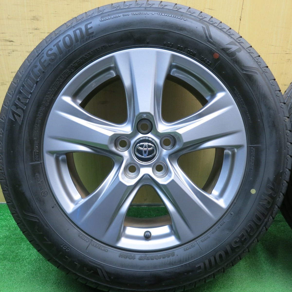 バリ溝!22年!キレイ!8.5分★トヨタ 80系 ハリアー 純正 225/65R17 ブリヂストン アレンザ 001 17インチ PCD114.3/5H★5051804HAノ