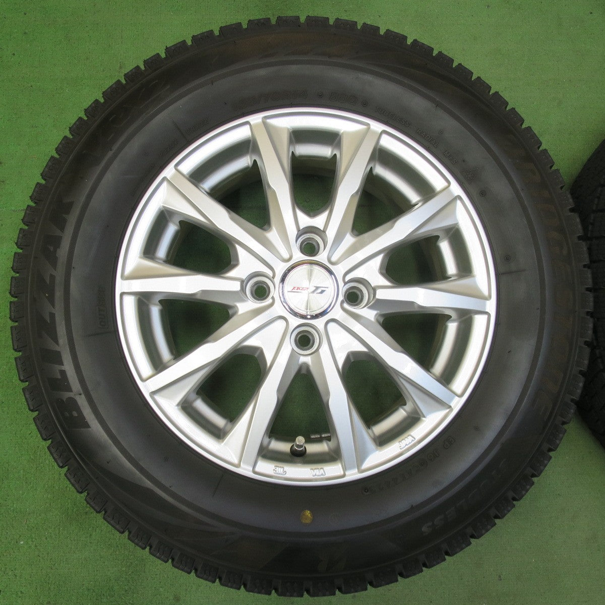 超バリ溝!23年!キレイ!ほぼ10分★スタッドレス 185/70R14 ブリヂストン ブリザック VRX2 JOKER ジョーカー 14インチ PCD100/4H★5100711イス