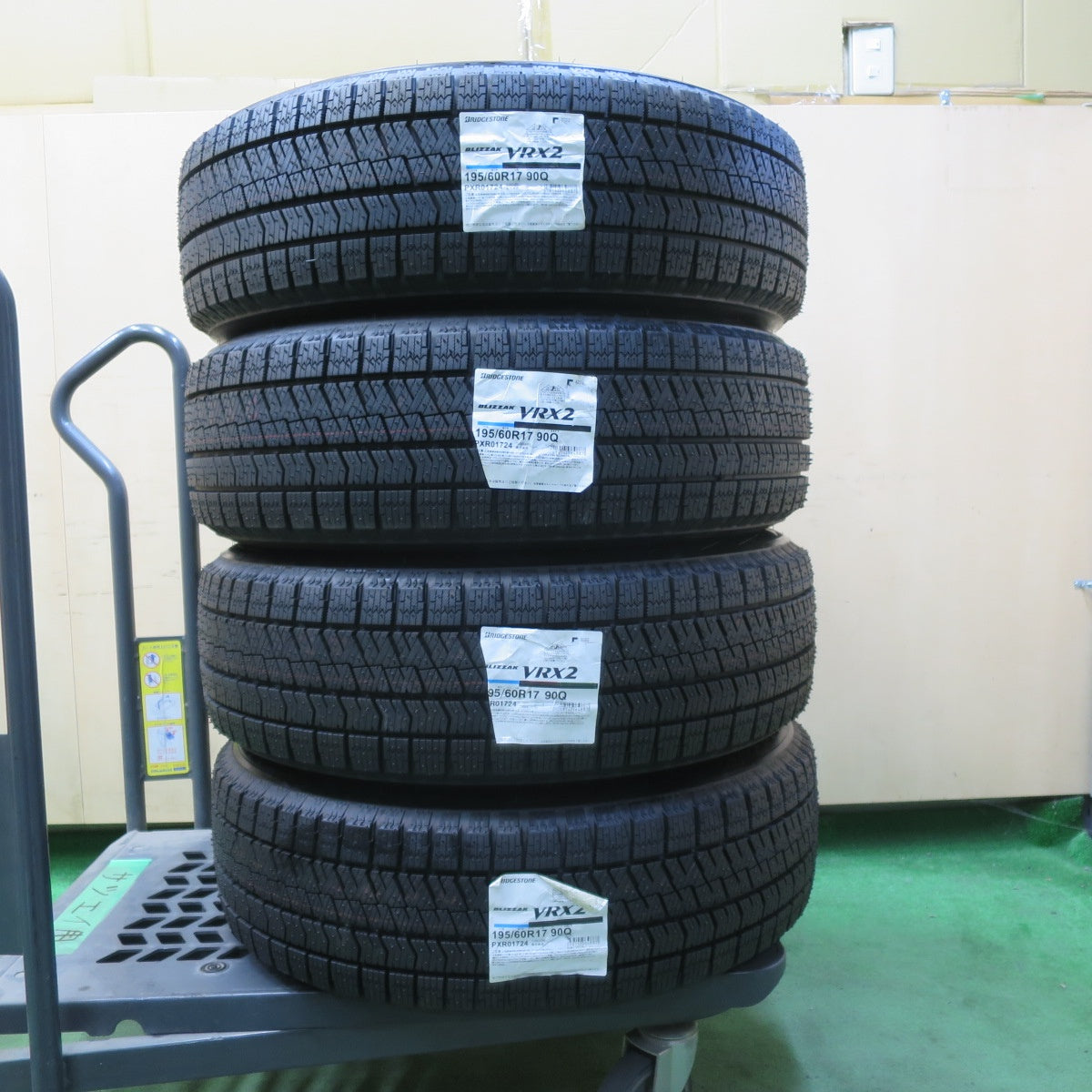 未使用!22年★スタッドレス 195/60R17 ブリヂストン ブリザック VRX2 IOTA LA STRADA 阿部商会 ラ ストラーダ イオタ 17インチ PCD114.3/5H★5072803イス
