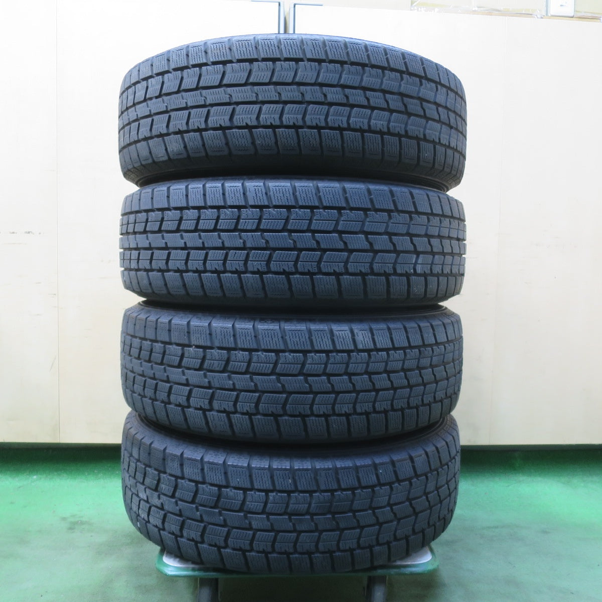 バリ溝!キレイ!8.5分★スタッドレス 195/65R16 グッドイヤー アイスナビ7 ravrion RS01 ラブリオン 16インチ PCD100/4H★6022301イス