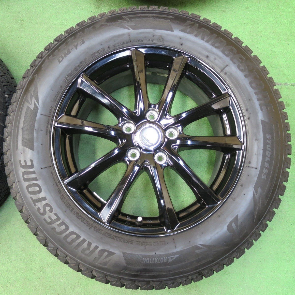 バリ溝!23年!キレイ!9.5分★スタッドレス 225/65R17 ブリヂストン ブリザック DM-V3 PREO プレオ 17インチ PCD114.3/5H★5032102イス